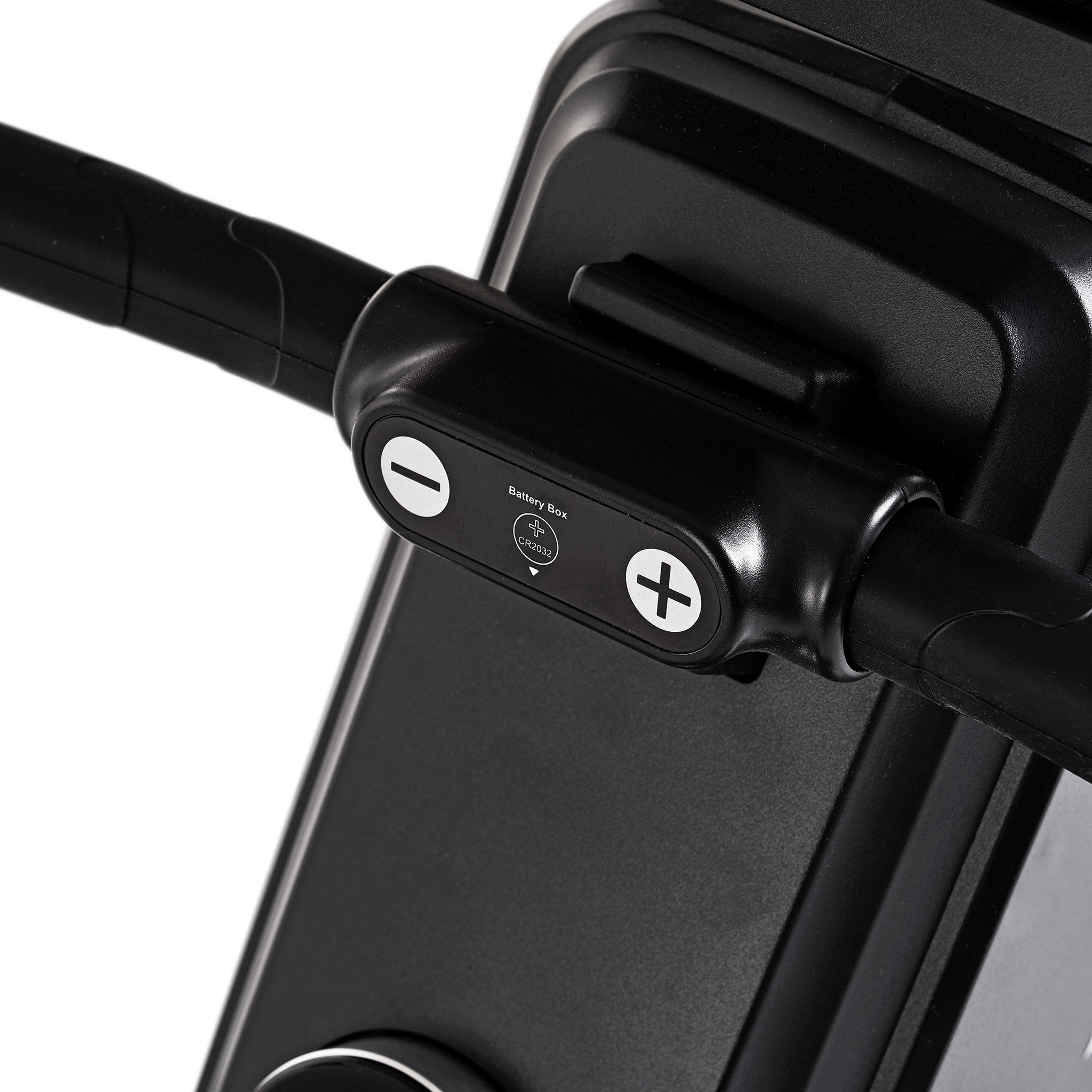 Schwarzes Fitnessgerät mit Batteriegehäuse, Minus- und Plus-Tasten an den Griffen auf weißem Hintergrund.