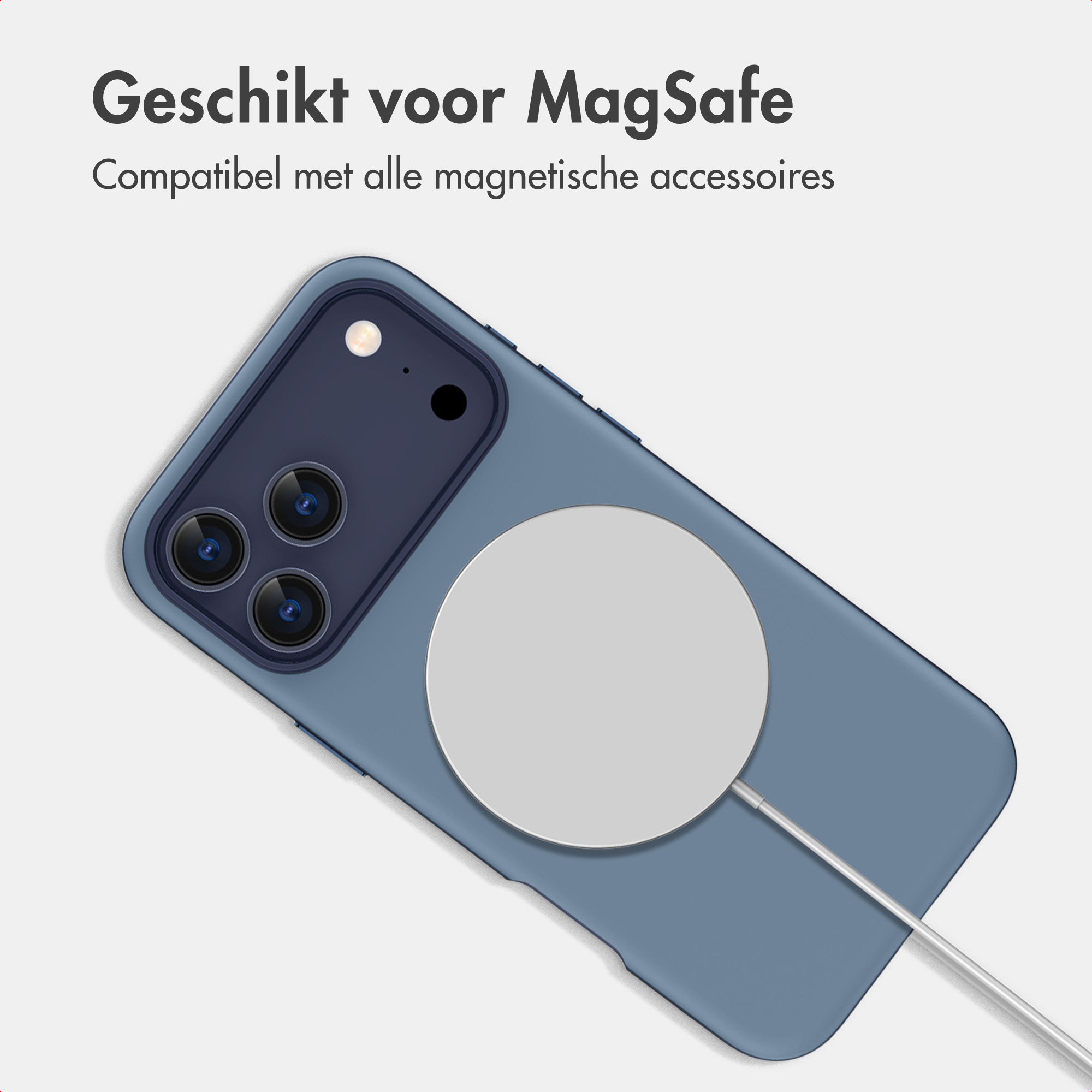 MagSafe-kompatible blaue Handyhülle mit kabellosem Ladegerät auf weißem Hintergrund.