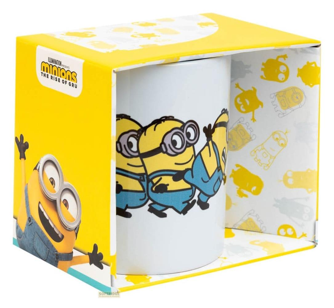 Una taza de Minions en una caja de regalo amarilla y blanca con personajes de El origen de Gru.