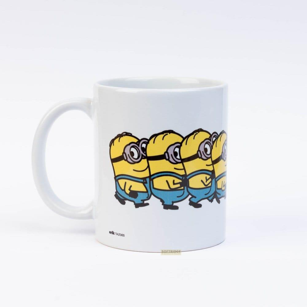 Taza de cerámica blanca con una fila de Minions amarillos con monos azules sobre fondo blanco.