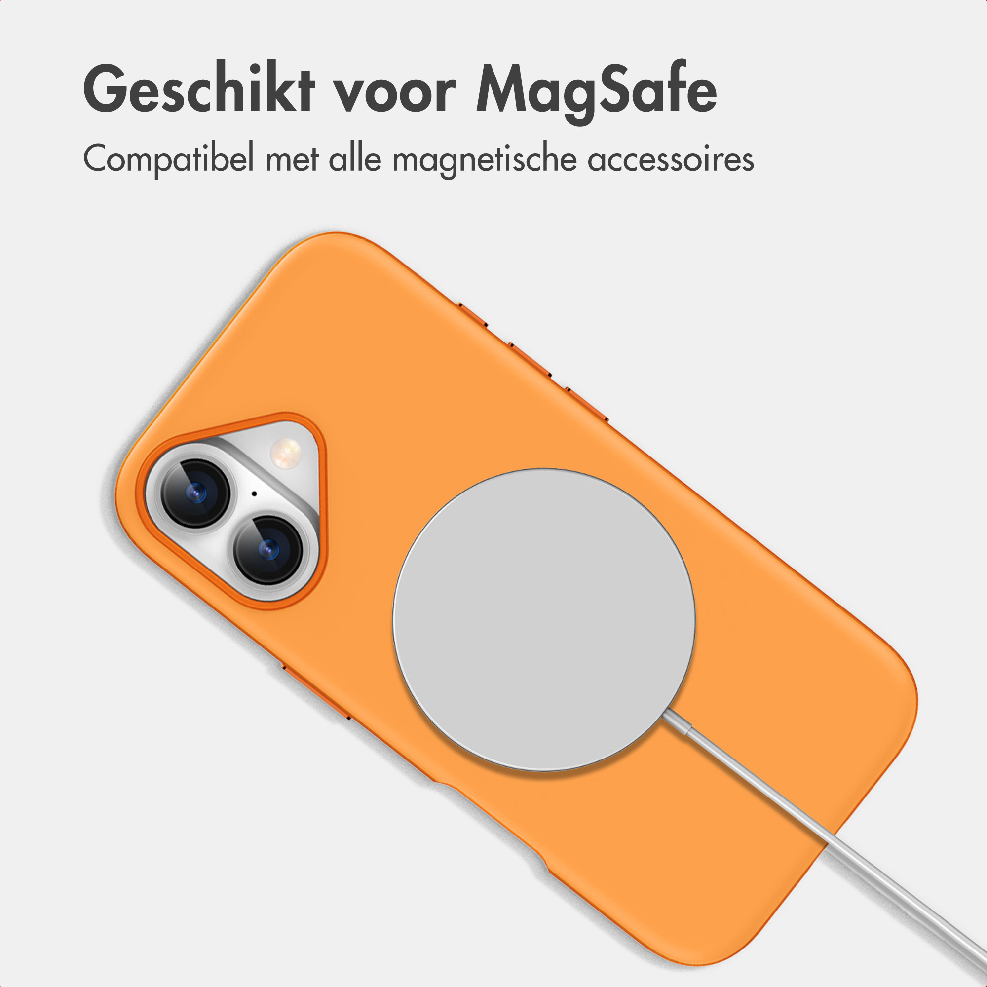 Eine orange Handyhülle auf weißem Hintergrund mit einem MagSafe-Ladegerät.