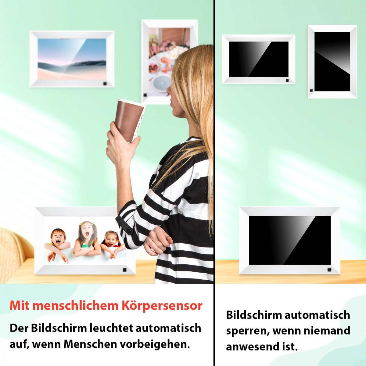 Eine Frau in gestreiftem Oberteil hält einen Becher neben digitalen Bilderrahmen mit Bewegungssensor-Funktion.