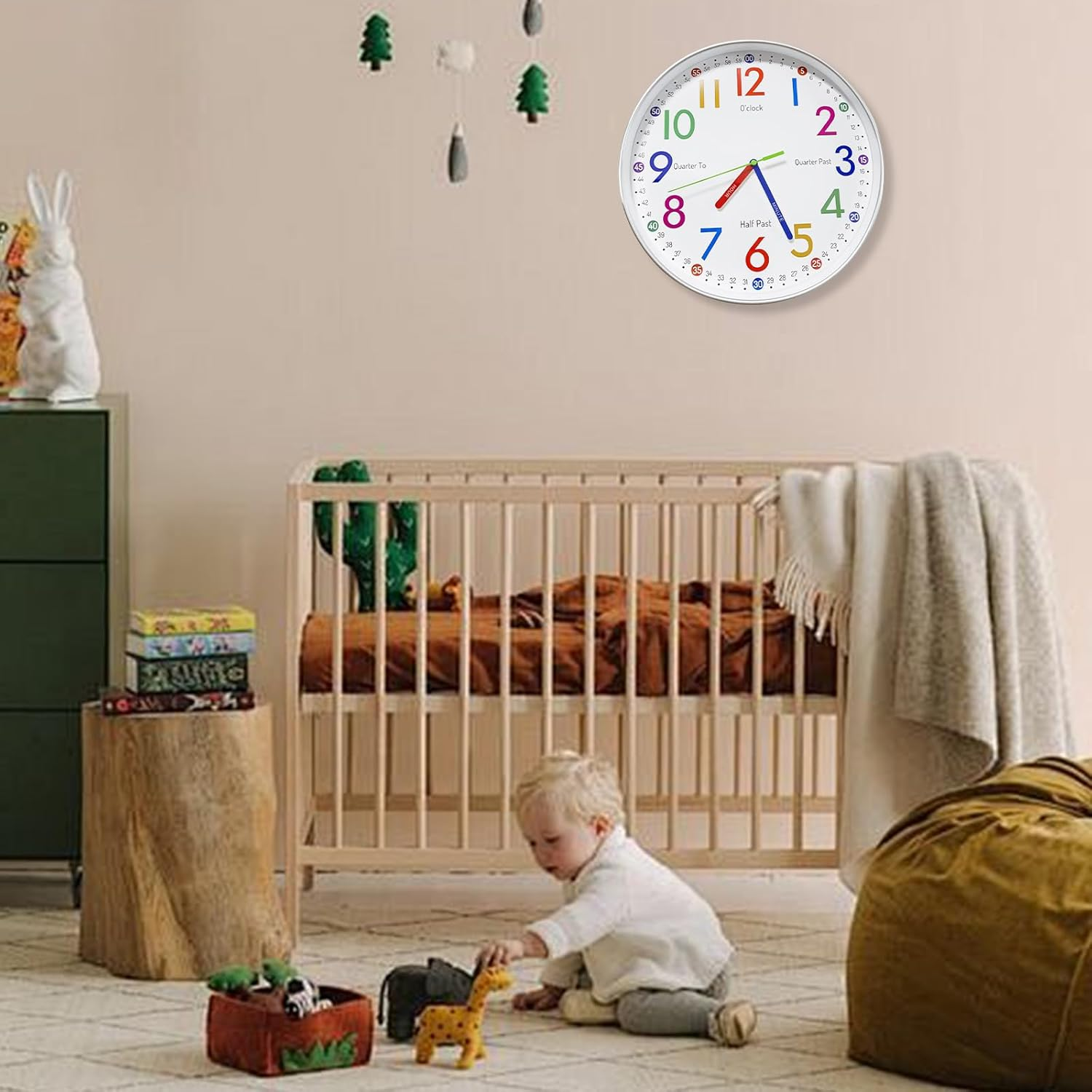 Kleinkind spielt auf dem Teppich im Kinderzimmer mit bunten Spielzeugen, mit Bett und Wanduhr im Hintergrund.