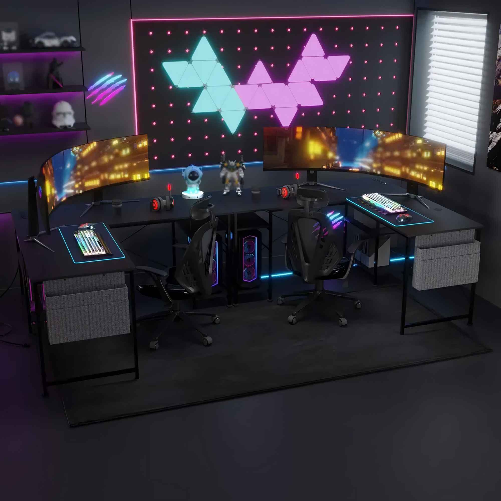 Ein Gaming-Zimmer mit zwei Schreibtischen, gebogenen Monitoren, RGB-Lichern und zwei ergonomischen Stühlen.