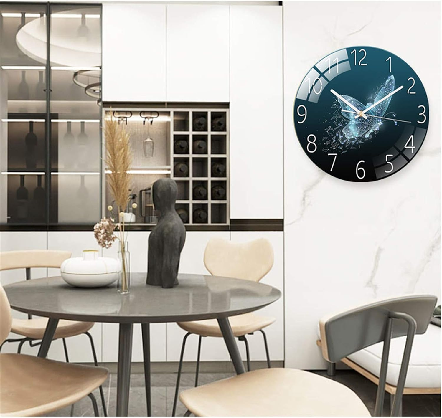 Eine runde blaue Wanduhr mit leuchtendem Schmetterling hängt in einem modernen Esszimmer mit grauem Tisch.