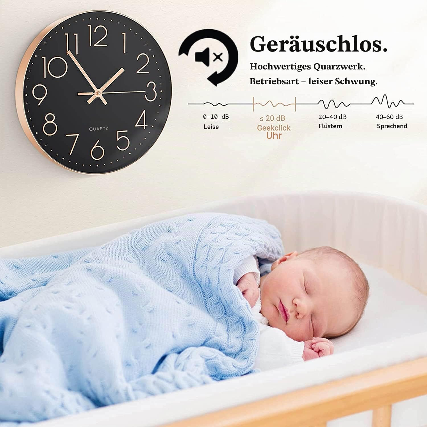 Ein Baby schläft friedlich in einem Bett unter einer blauen Decke, während an der Wand eine leise Uhr hängt.