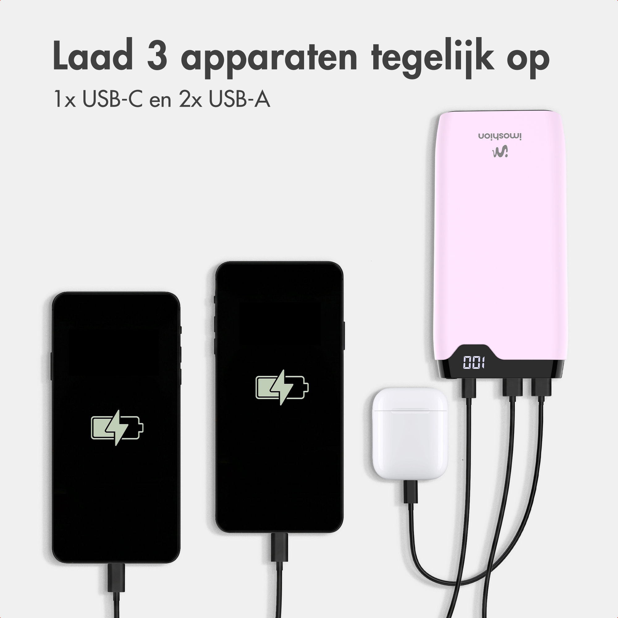 Een roze powerbank laadt tegelijkertijd twee smartphones en draadloze oordopjes op via USB-kabels.