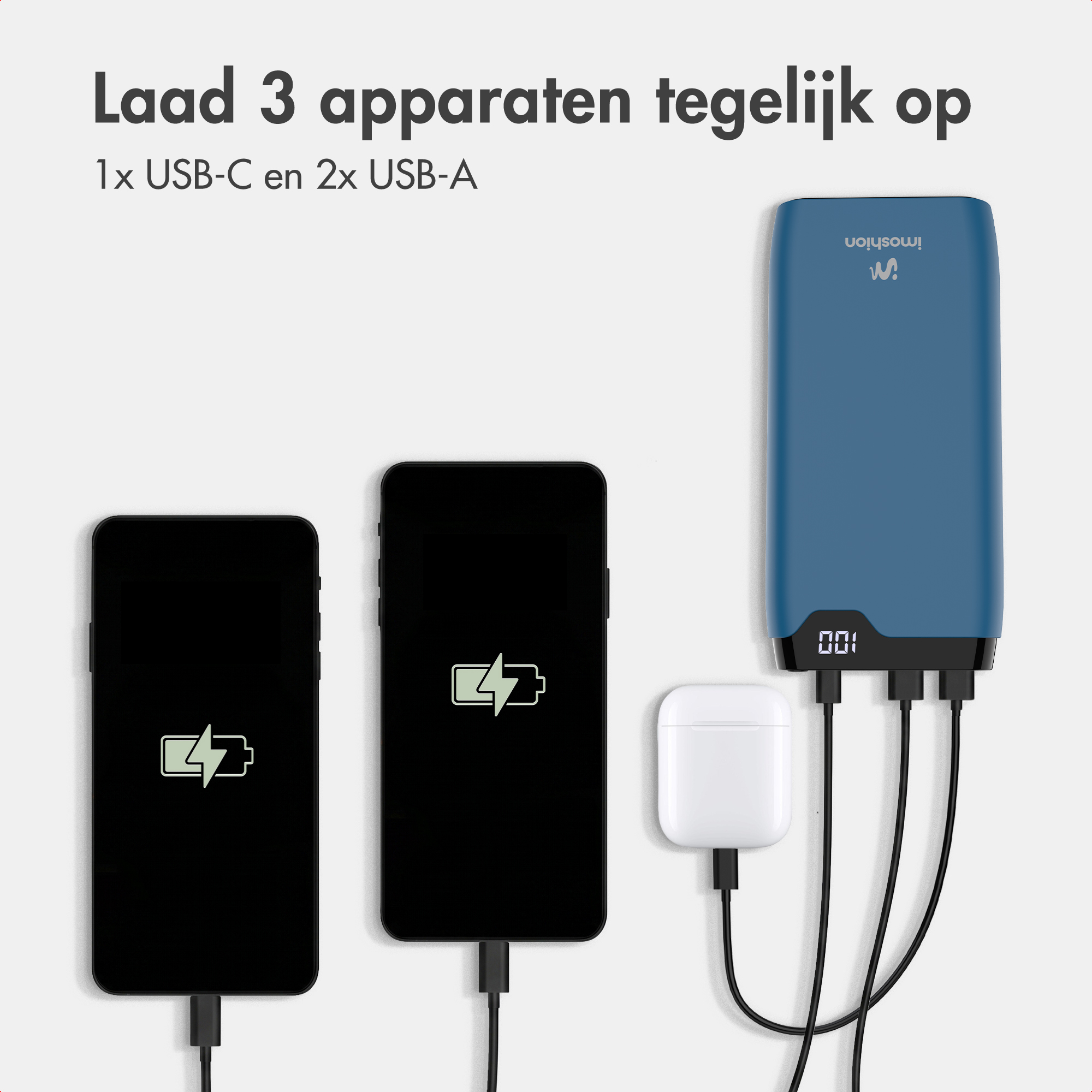 Une batterie externe bleue charge deux smartphones et des écouteurs sans fil, avec du texte en néerlandais.