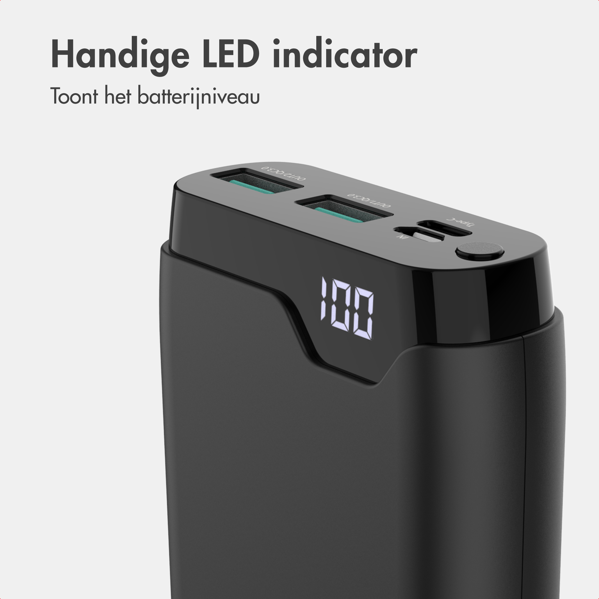 Eine schwarze Powerbank mit digitalem LED-Bildschirm, der 100 Prozent Akkustand anzeigt, und mehreren Anschlüssen.