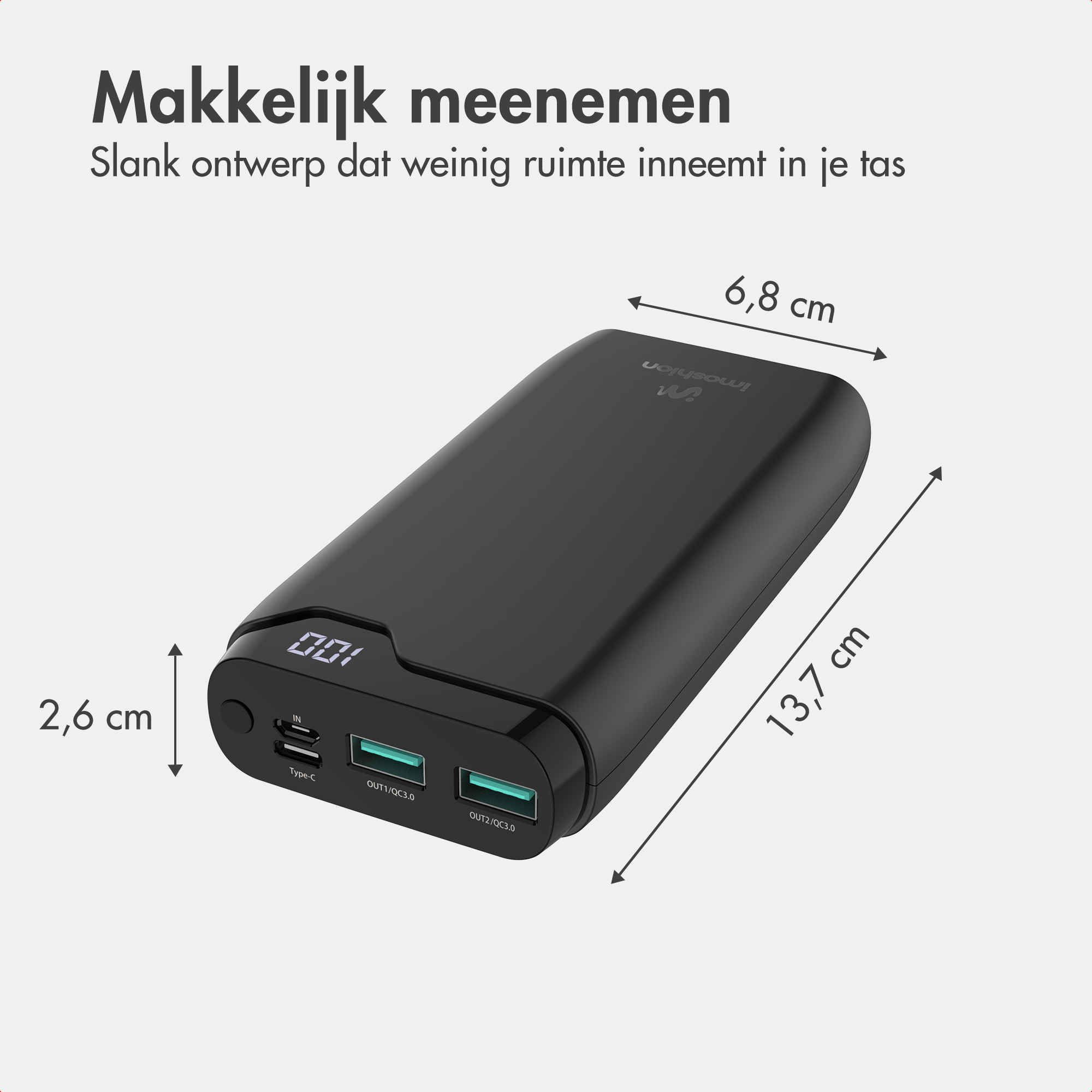 Schwarze Powerbank mit Abmessungen von 13,7 x 6,8 x 2,6 cm, digitalem Display und mehreren Anschlüssen.