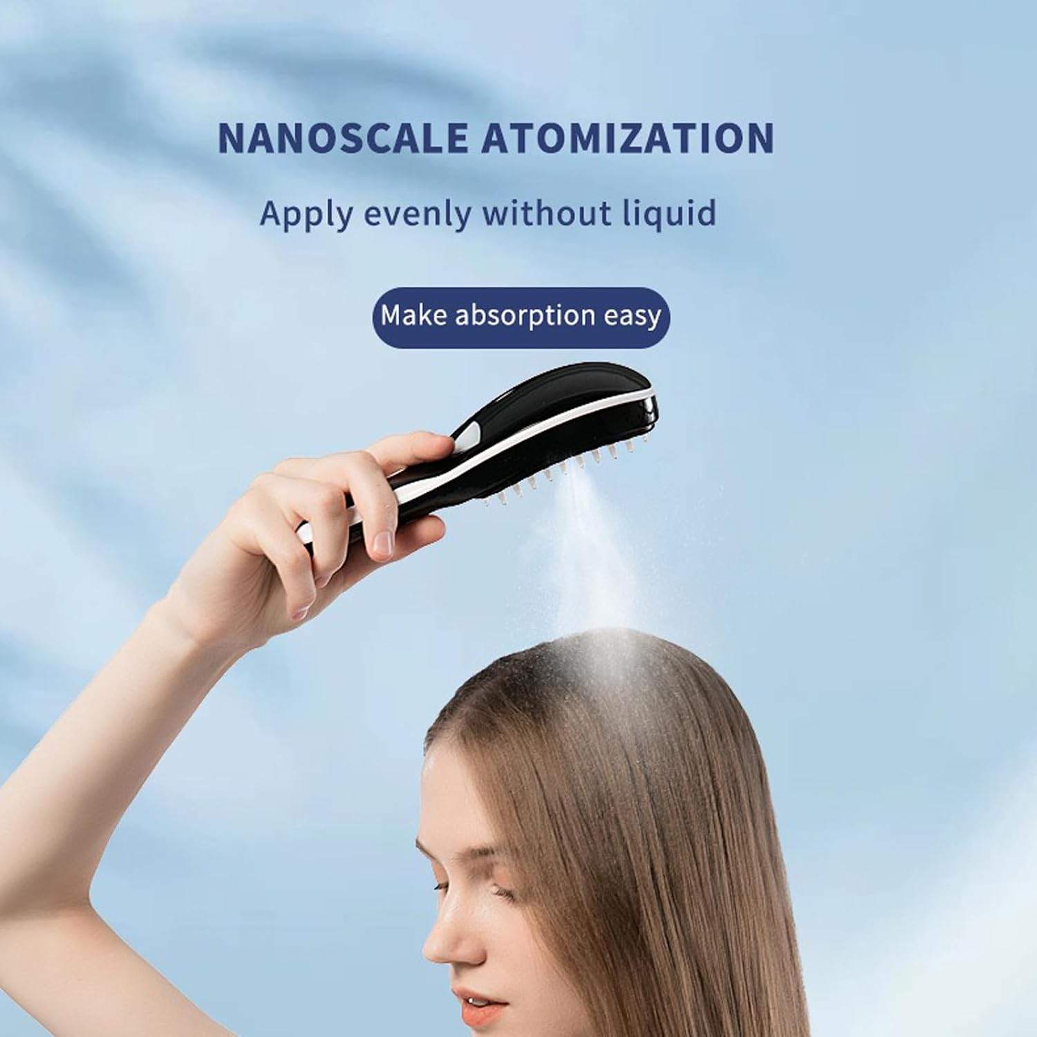 Eine Hand hält ein schwarzes Haarsprühgerät über das Haar einer Frau mit Nebelspray.