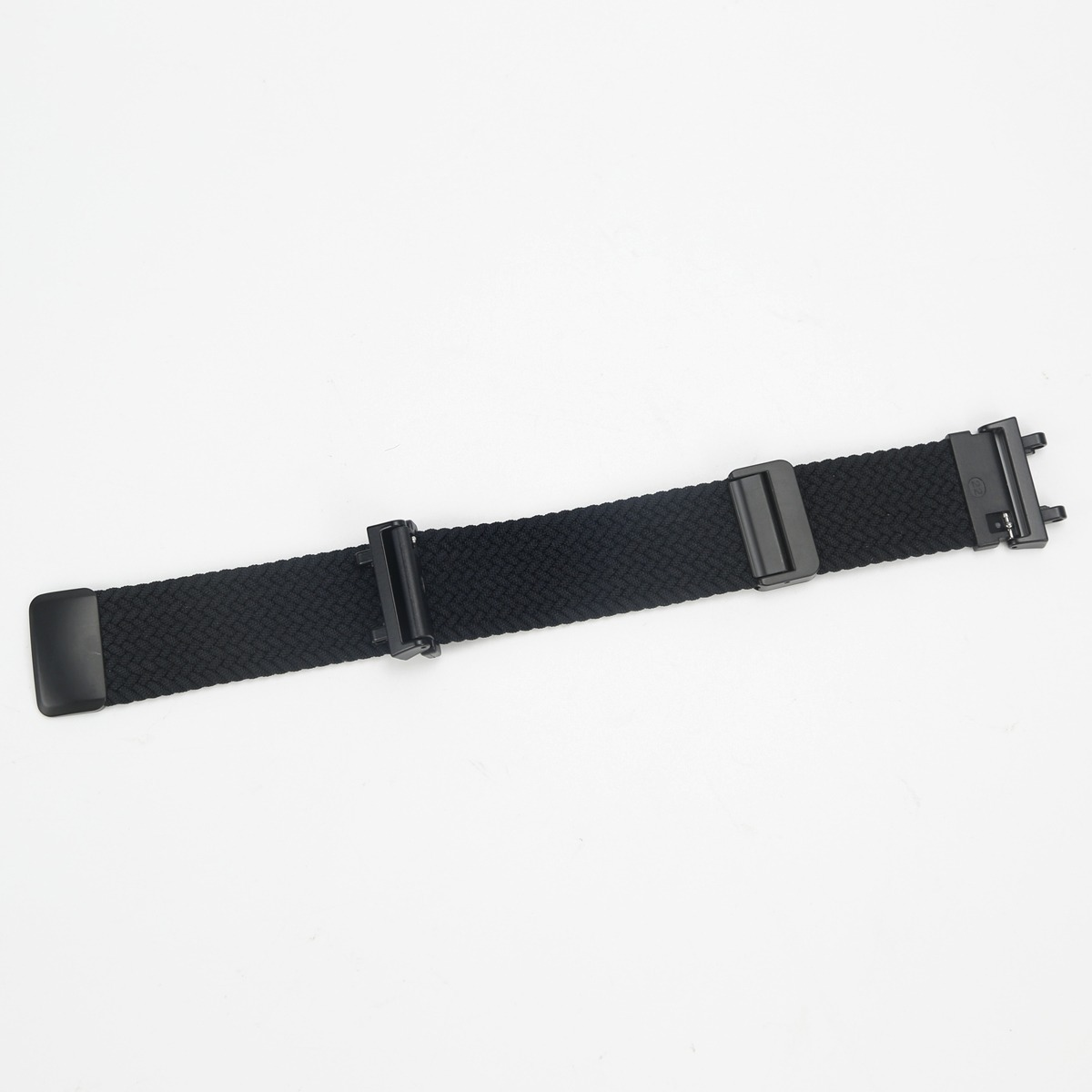 Ein schwarzes geflochtenes Uhrenarmband mit Metallschnallen und Anschlüssen waagerecht auf weißem Hintergrund.