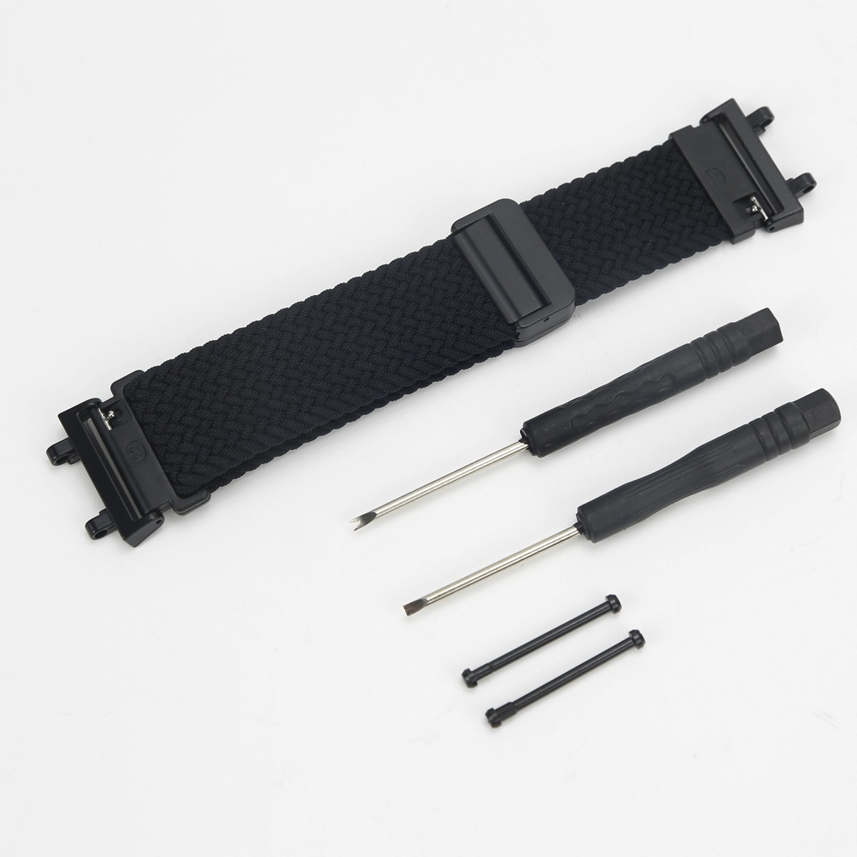 Schwarzes Nylon-Uhrenarmband mit zwei kleinen Werkzeugen und Pins auf weißem Hintergrund.