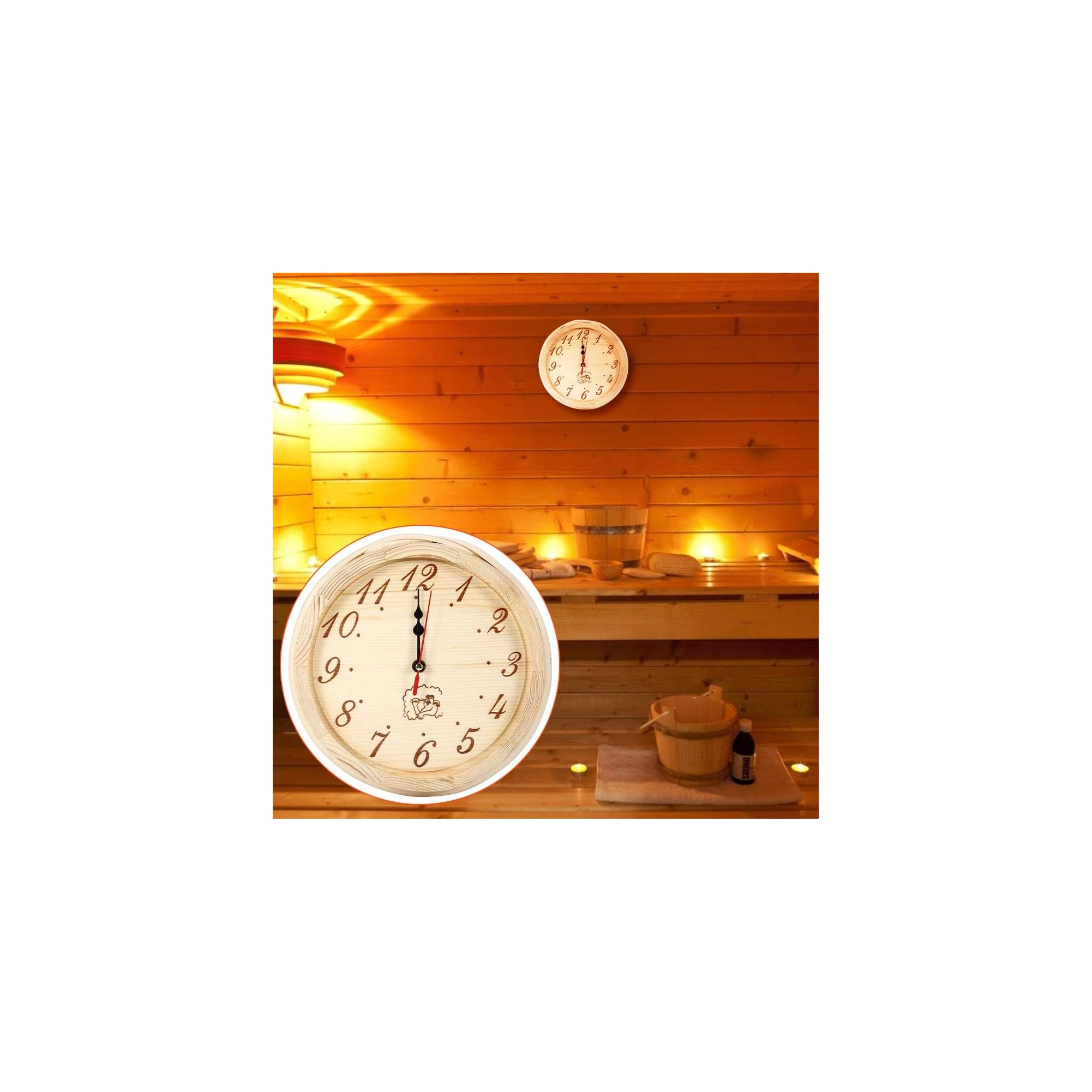 Ein hölzernes Saunainterieur mit einer markanten Holzwanduhr im Vordergrund und Hintergrund.