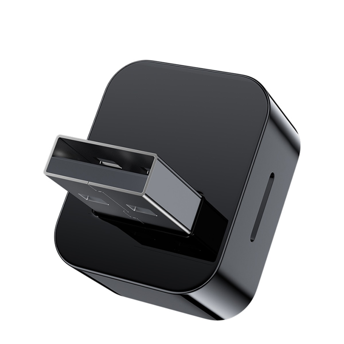 Ein schwarzer, quadratischer USB-Adapter mit silbernem Anschluss auf weißem Hintergrund.