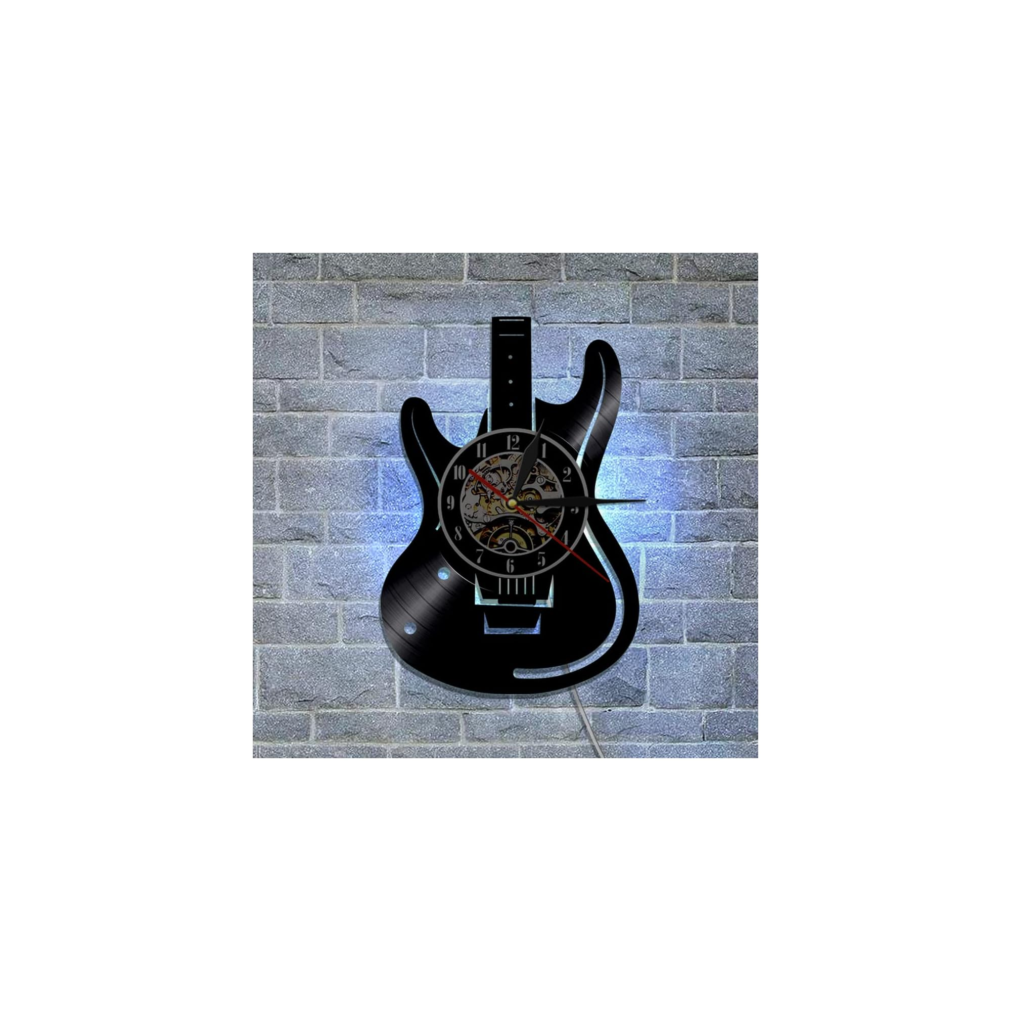 Eine schwarze Gitarrenuhr mit sichtbarem Uhrwerk hängt an einer grauen Backsteinwand mit blauer Hintergrundbeleuchtung.