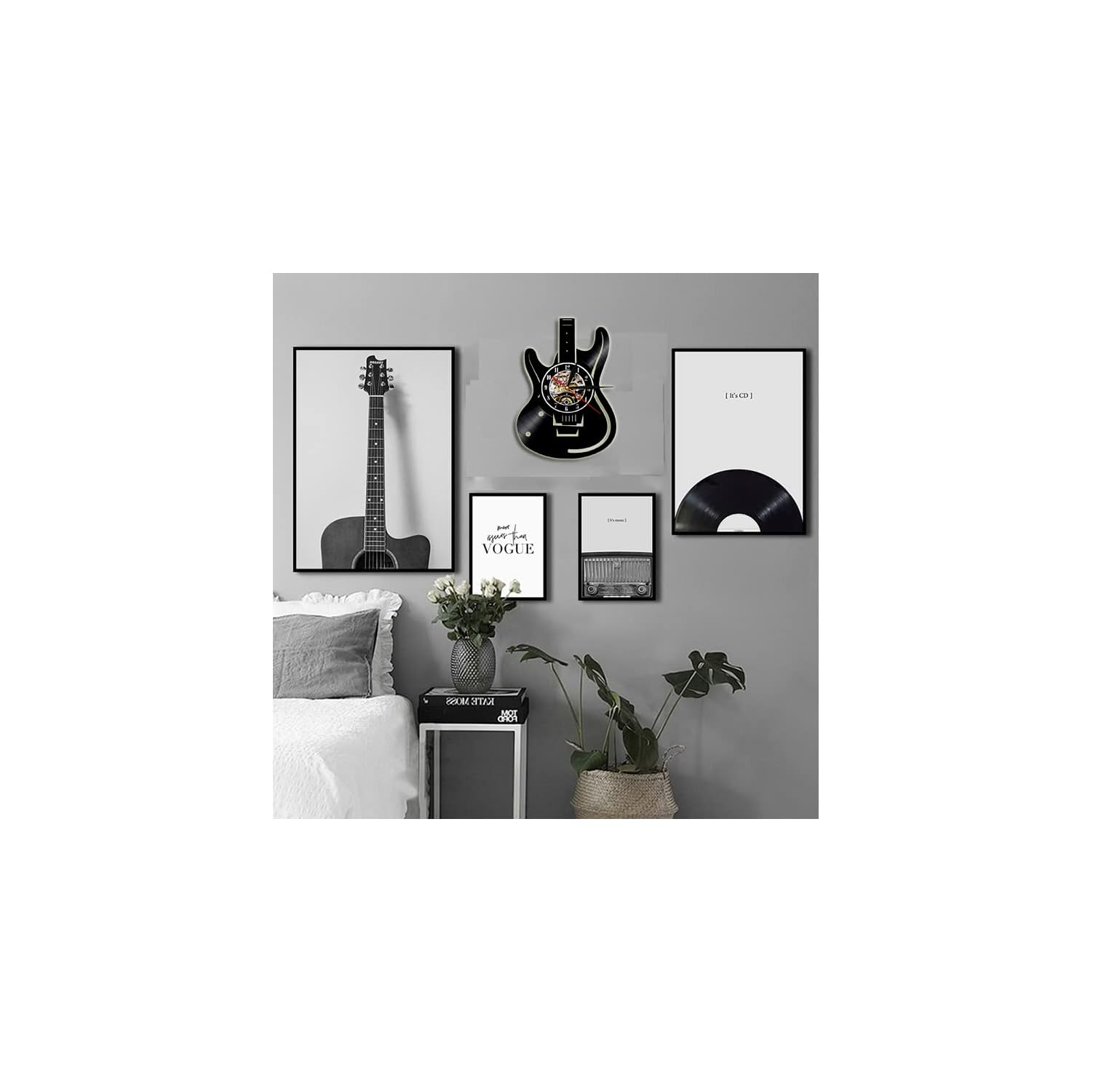 Eine graue Wand, dekoriert mit musikinspirierter Rahmenkunst, einer gitarrenförmigen Uhr, einem Bett und Topfpflanzen.