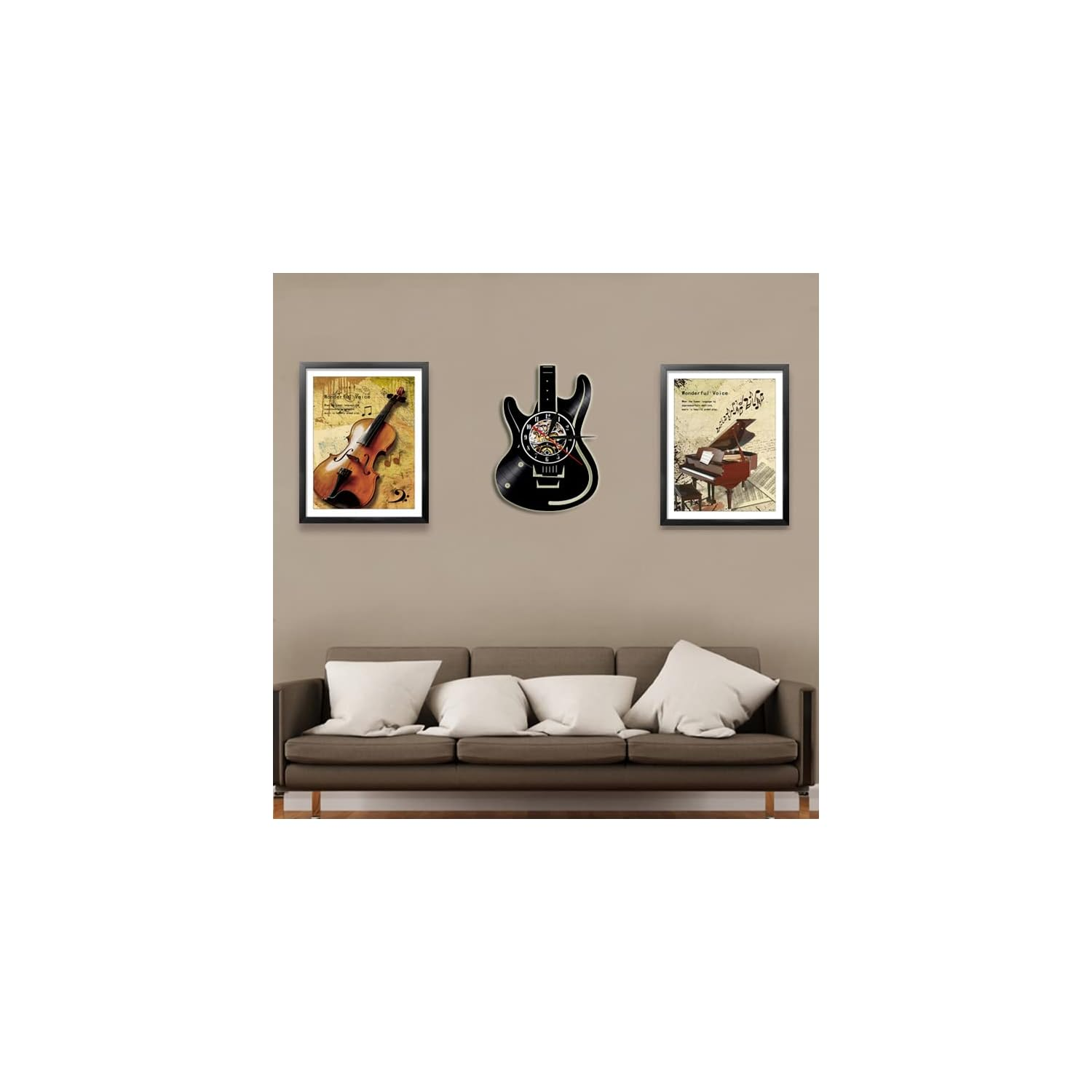 Ein beige Wohnzimmer hat ein braunes Sofa mit Kissen unter Musikdrucken und einer gitarrenförmigen Uhr.