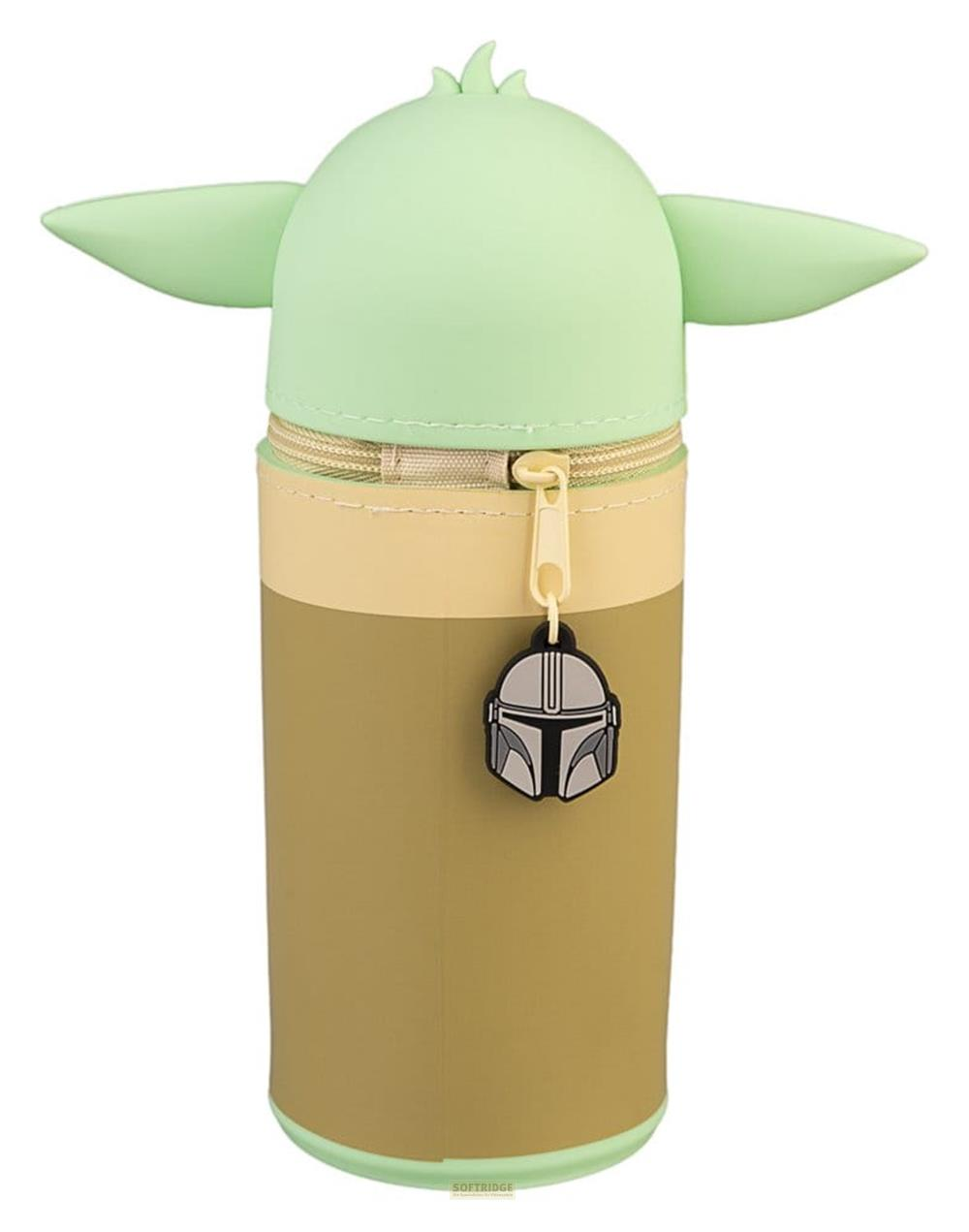 Ein zylindrisches Federmäppchen im Yoda-Design mit großen Ohren, einem Reißverschluss und einem mandalorianischen Anhänger.