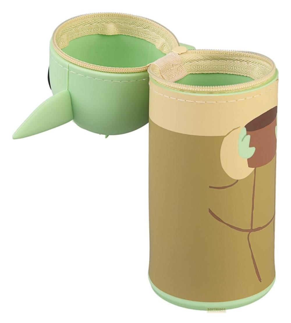 Ein zylindrisches, grünes Federmäppchen mit Reißverschluss und einer Charaktergrafik mit Tasse.