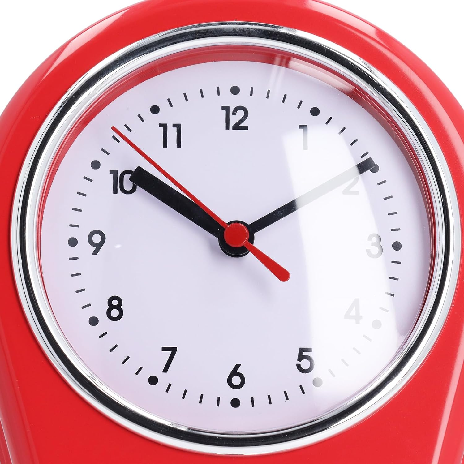 Eine runde rote Uhr mit weißem Zifferblatt, schwarzen Ziffern und roten Zeigern zeigt zehn vor zehn.