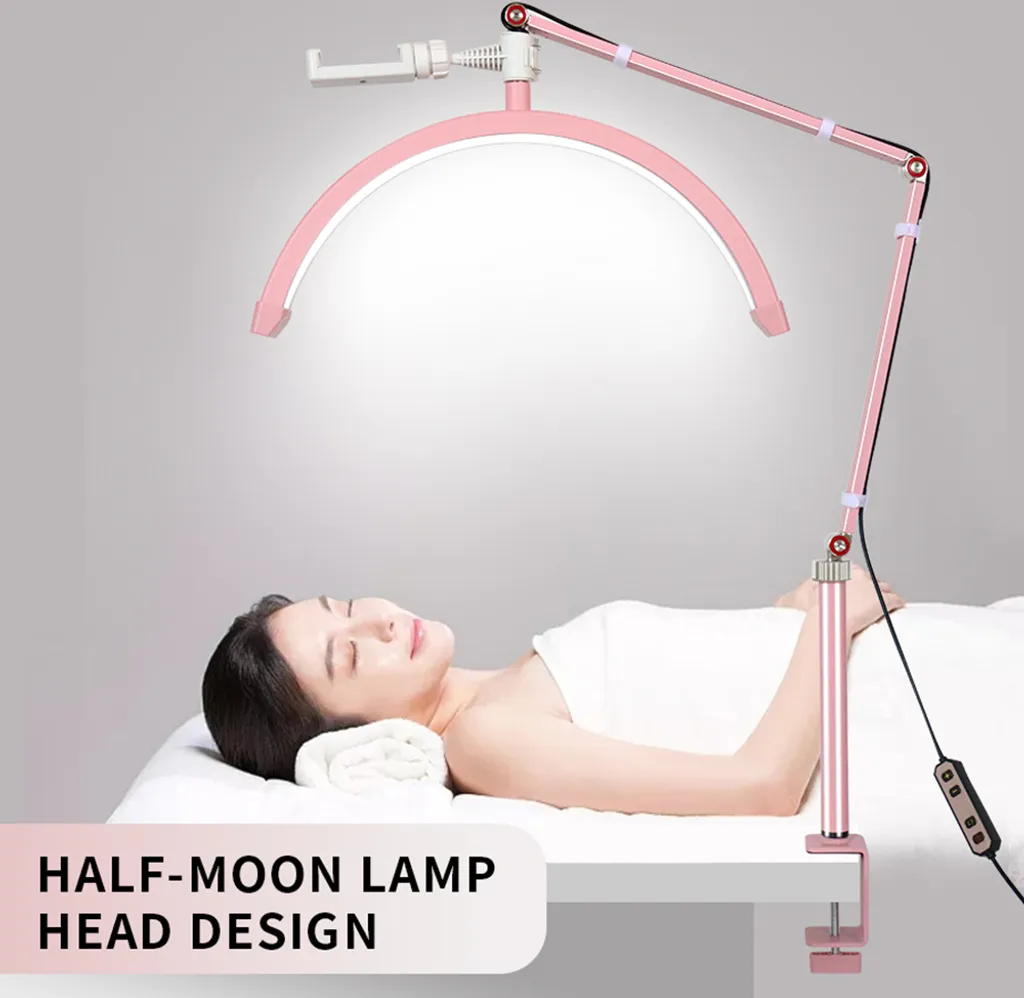 Eine rosafarbene Bogenlampe leuchtet über einer entspannten, auf einer Liege ruhenden Frau.