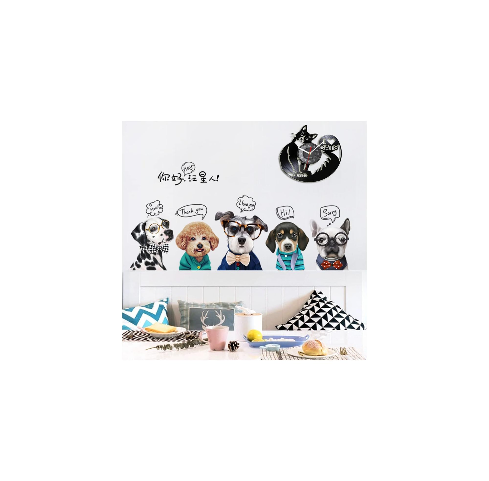 Eine weiße Wand mit Hunde-Wandtattoos und Katzen-Uhr, über einem Esstisch mit Kissen und Frühstück.