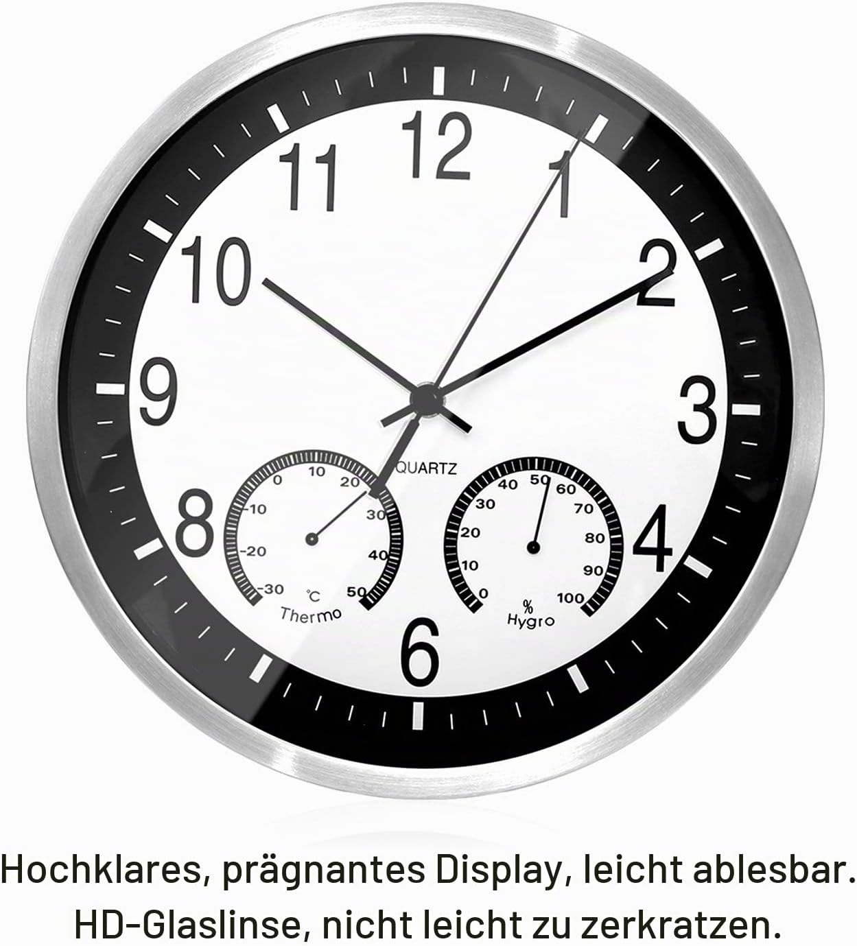 Wanduhr mit weißem Zifferblatt, großen Zahlen und integriertem Thermometer sowie Hygrometer.