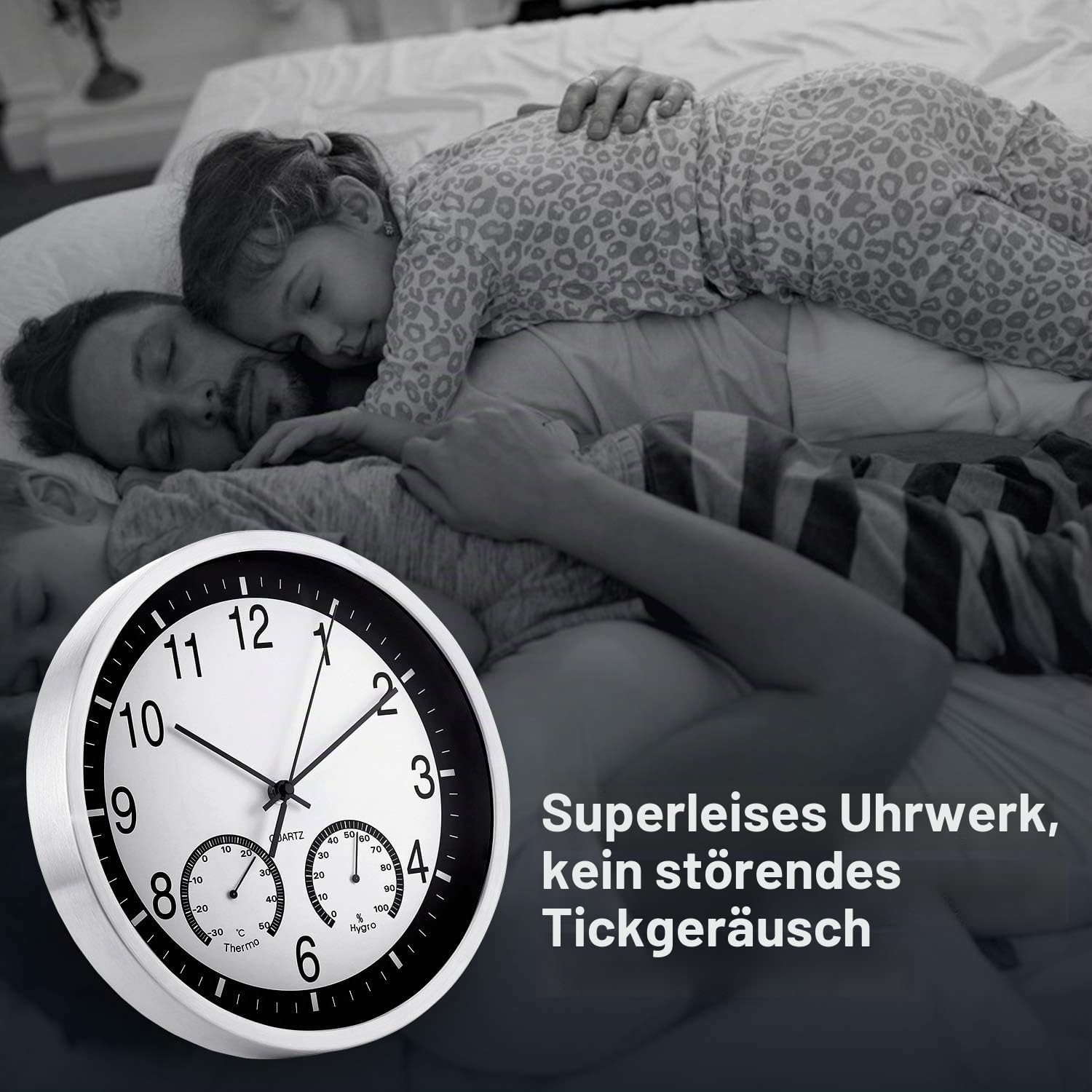 Eine Wanduhr im Vordergrund, während im Hintergrund eine Familie friedlich auf einem Bett schläft.