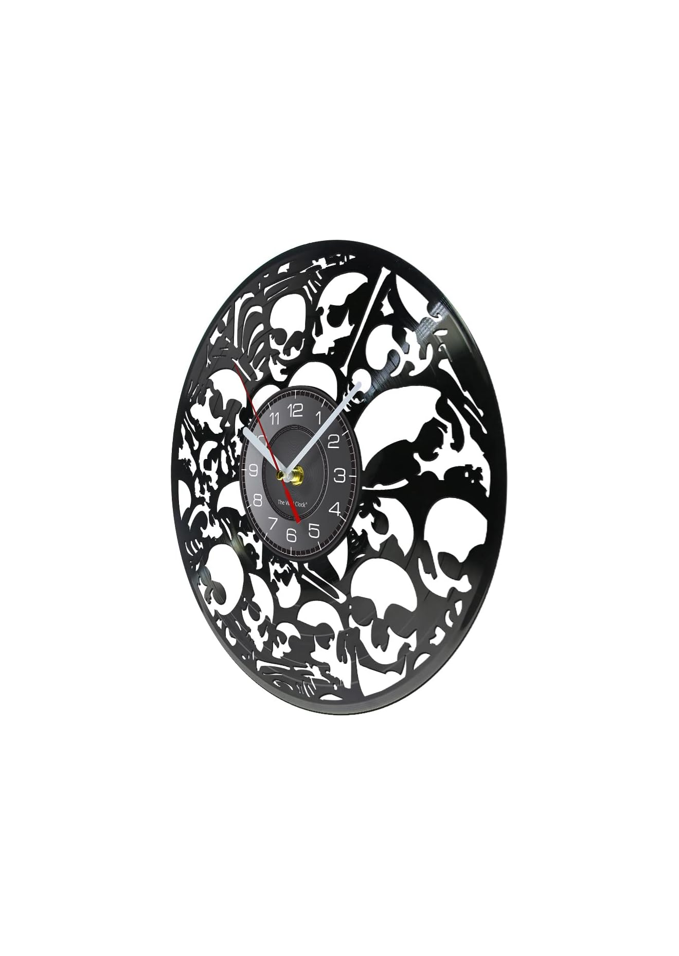 Eine schwarze Wanduhr aus Schallplatten mit weißem Totenkopf-Motiv.