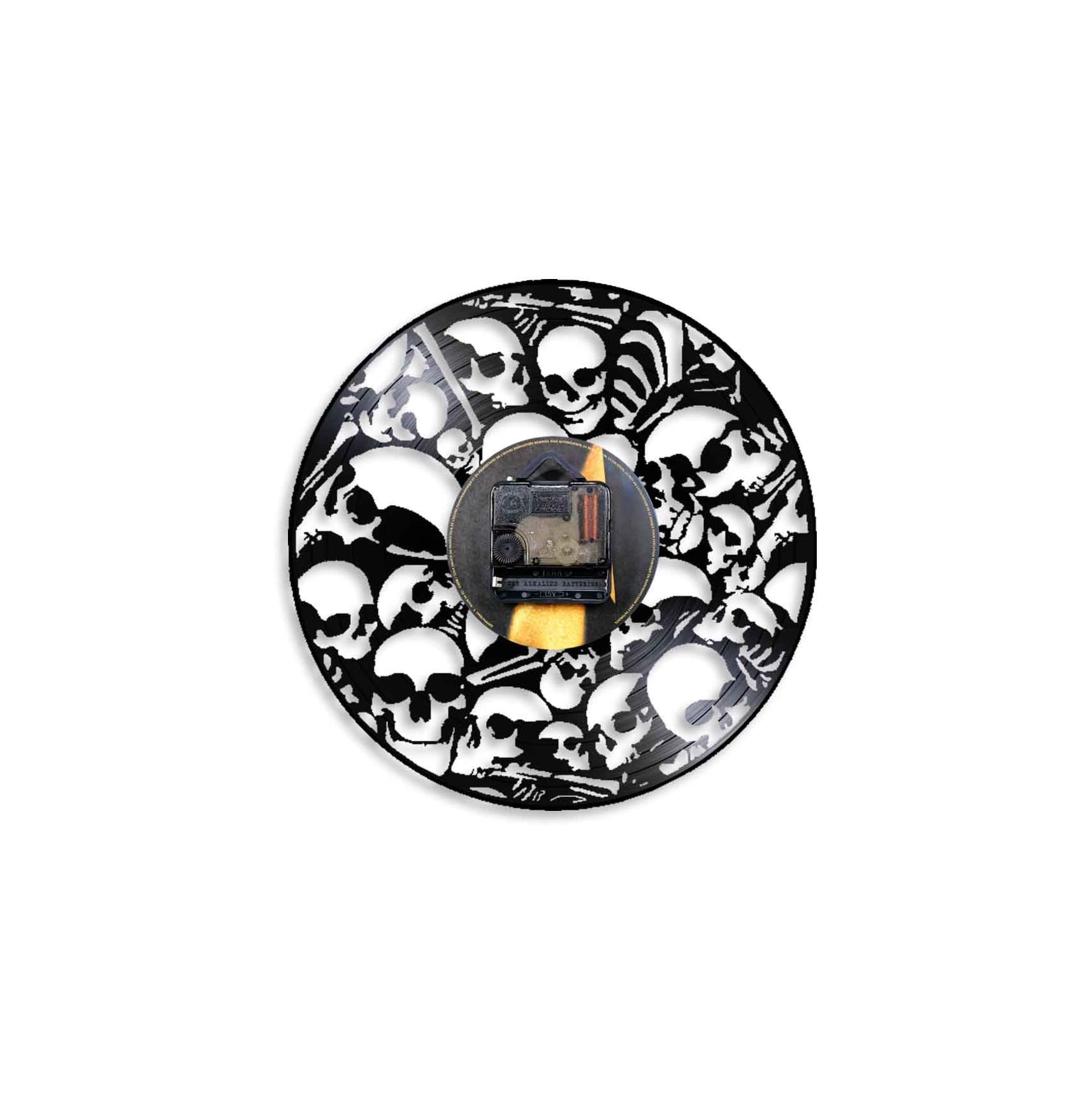 Eine schwarze Schallplatte als Uhr mit ausgeschnittenen Toten- und Knochenmustern.