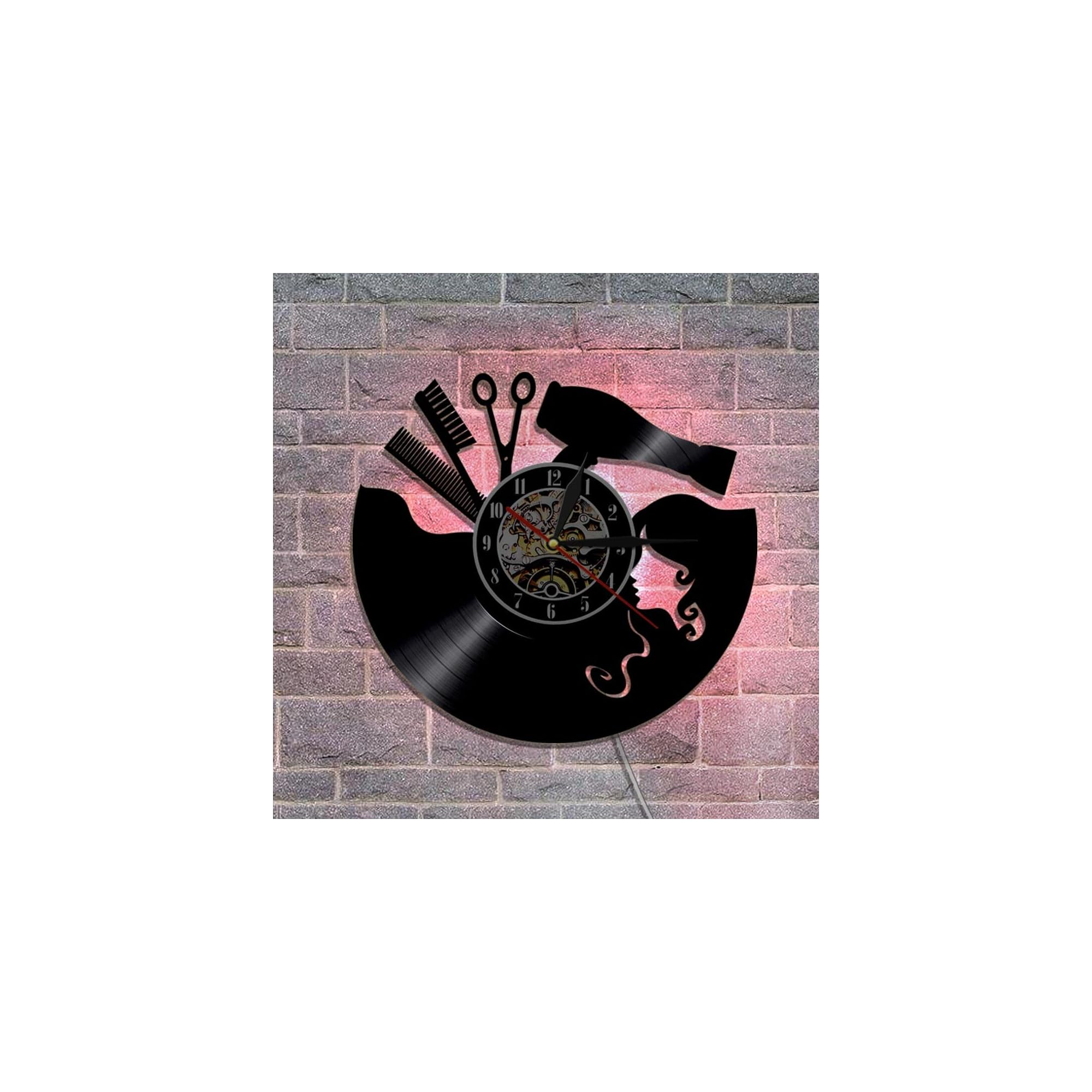 Wanduhr aus Vinyl mit Friseurmotiven wie Schere und Föhn vor Ziegelwand.