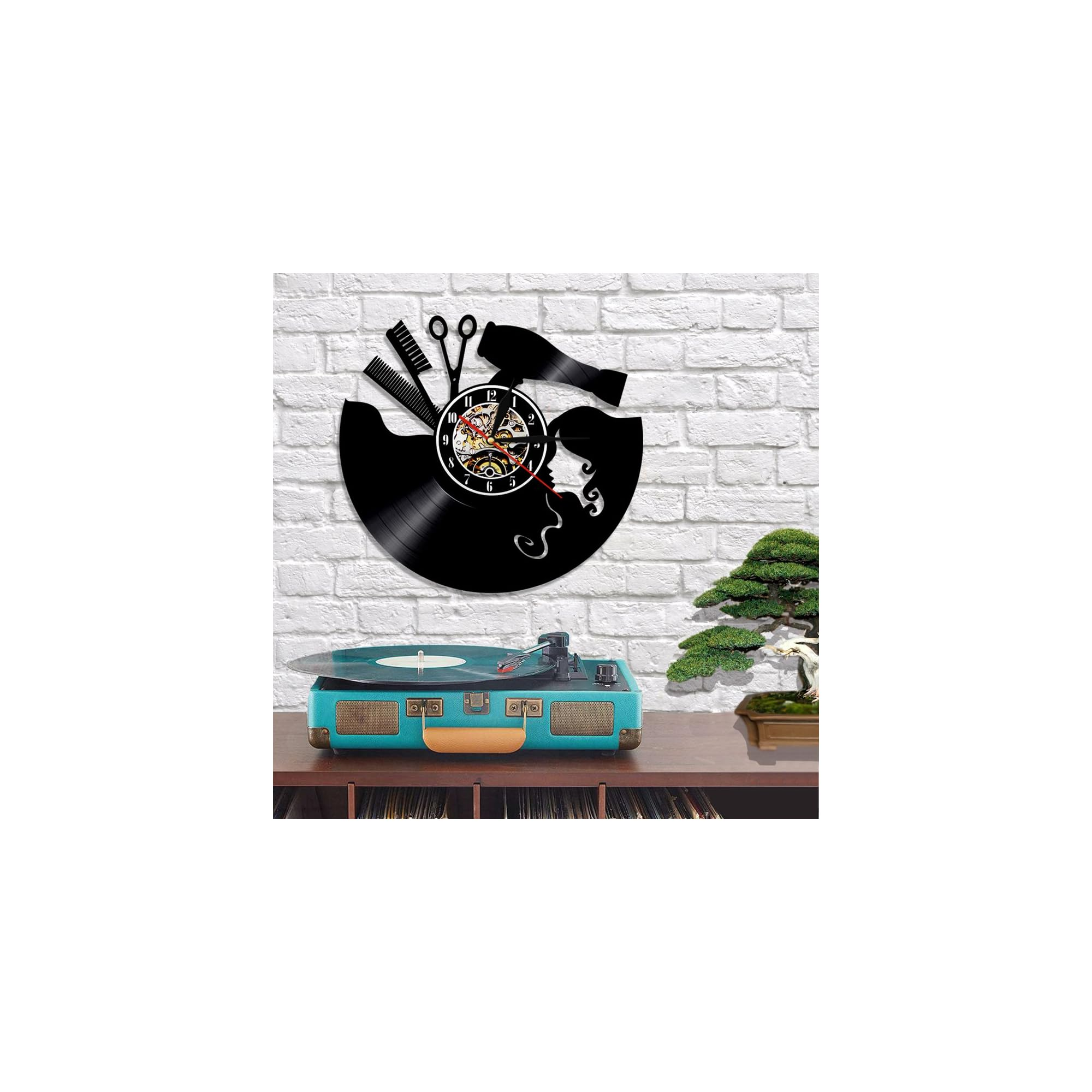 Wanduhr aus einer Vinylplatte mit Haardesign, darunter ein Plattenspieler und ein Bonsai.