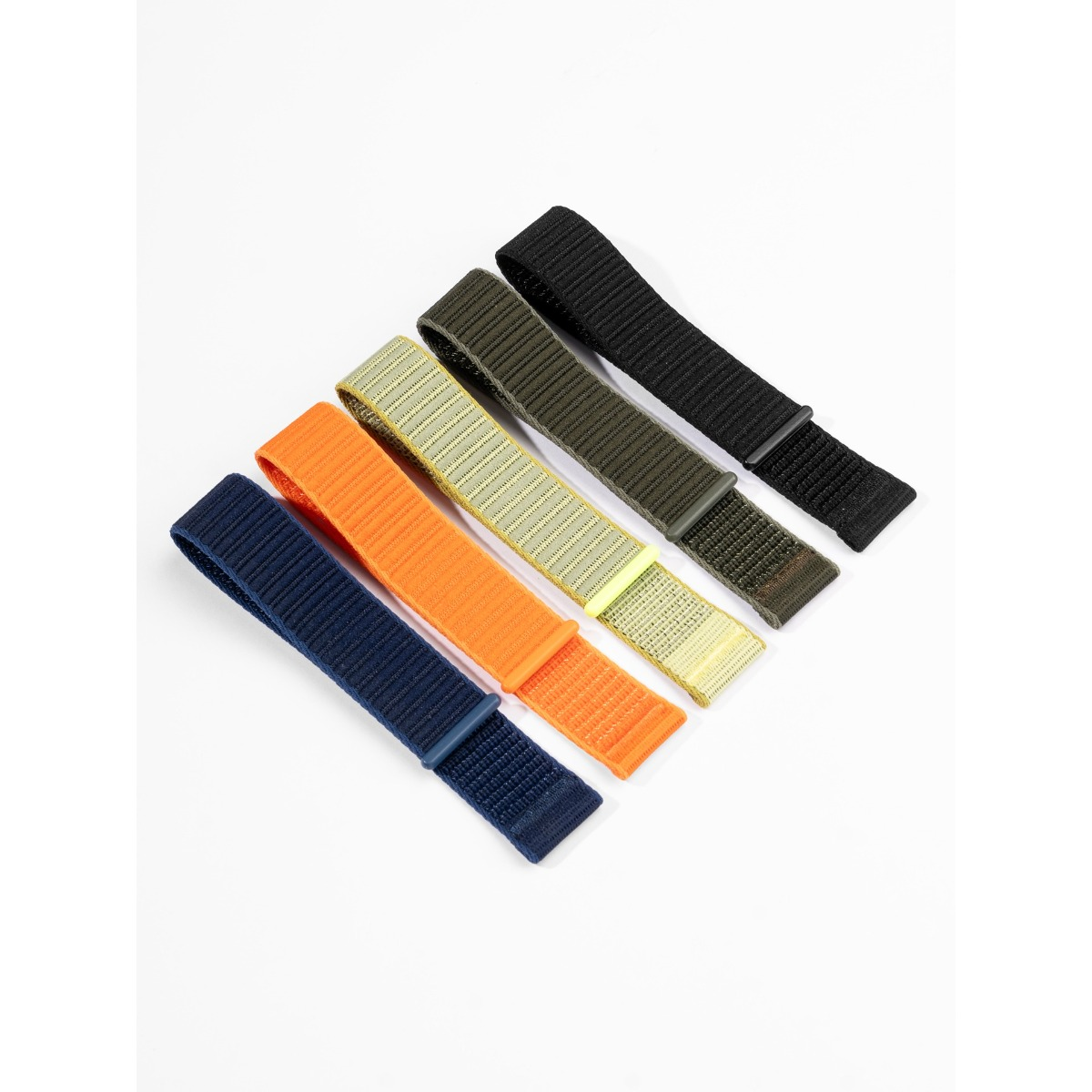 Cinque cinturini per orologio in nylon blu, arancione, giallo, verde e nero disposti in diagonale su bianco.