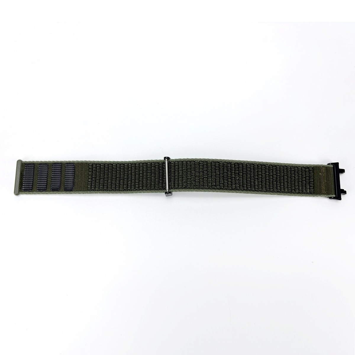 Ein olivgrünes Nylon-Uhrenarmband liegt flach auf einem weißen Hintergrund.
