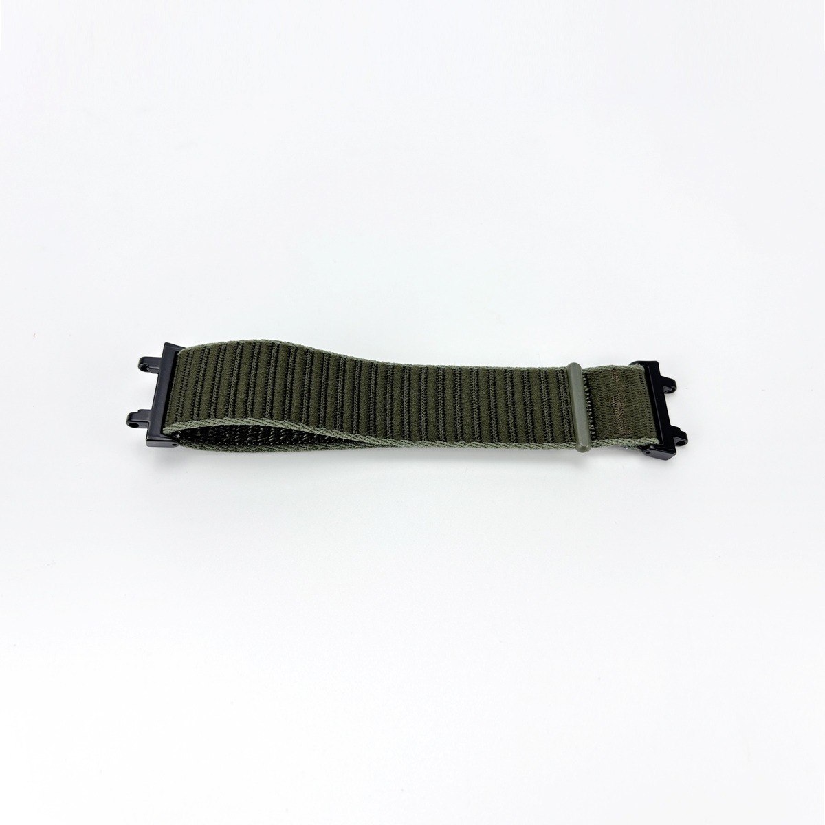Ein olivgrünes Nylon-Uhrenarmband mit schwarzen Anschlüssen liegt auf weißem Hintergrund.
