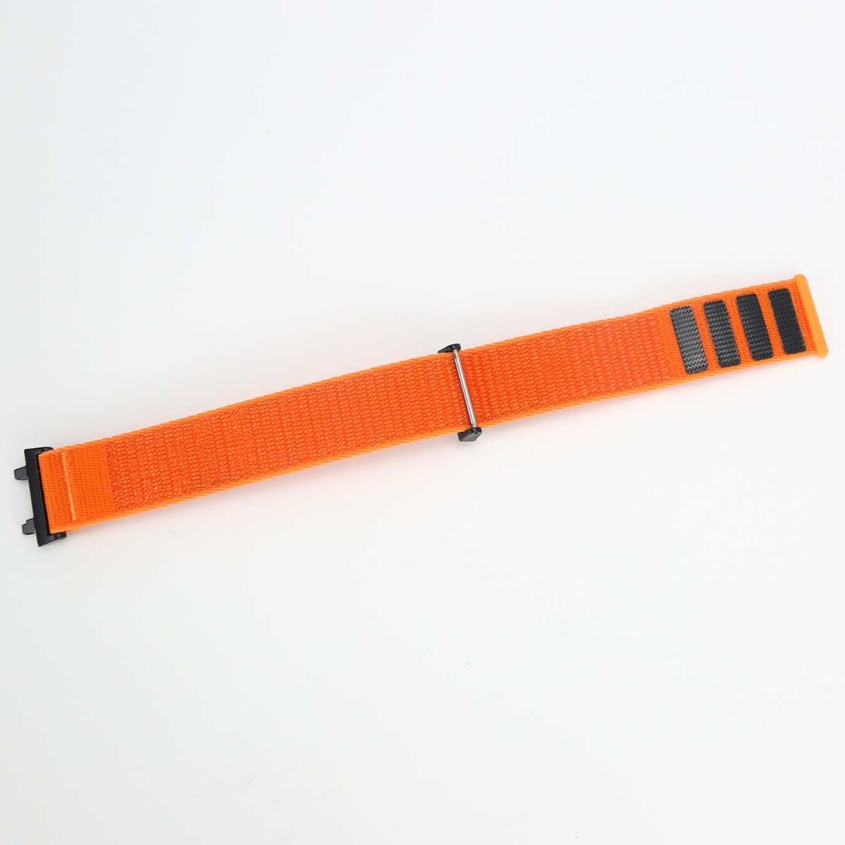Un cinturino per orologio in nylon arancione con chiusure a strappo nere su sfondo bianco.