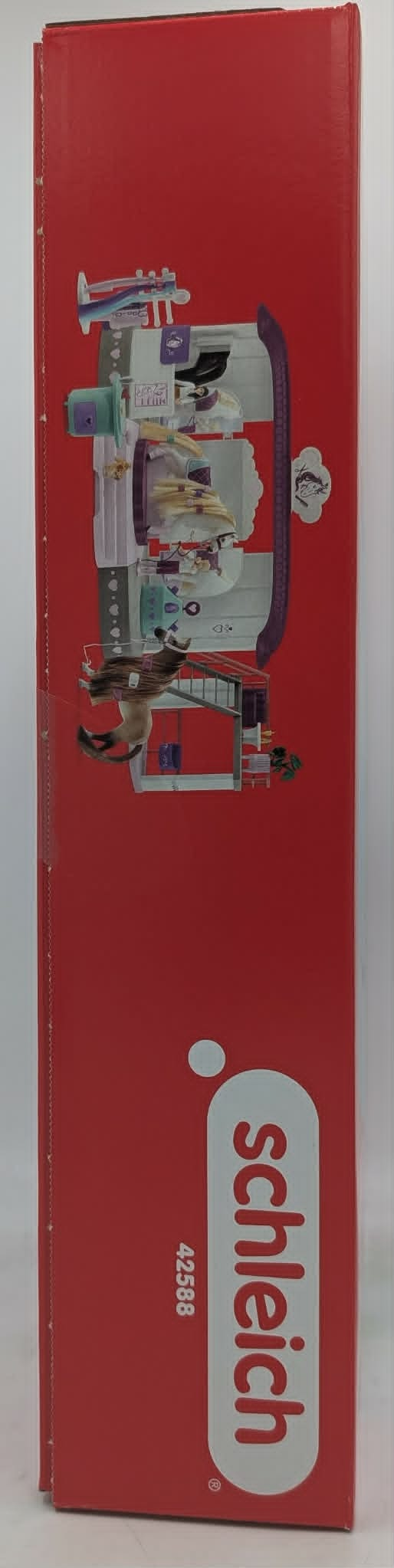 Eine rote Schleich-Schachtelseite zeigt ein Spielzeug-Pferdestall-Set mit Figuren und Zubehör.