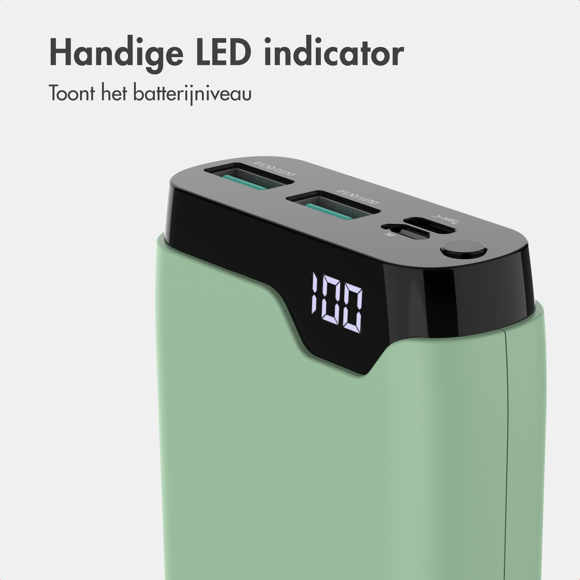 Un power bank verde con uno schermo LED che mostra il numero 100 e porte USB multiple.
