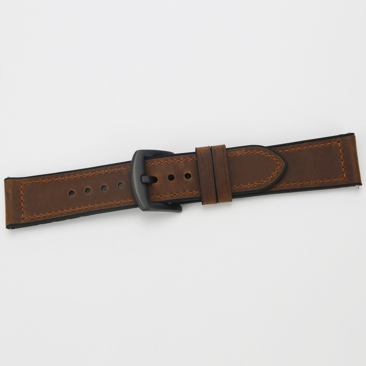 Ein braunes Lederarmband mit heller Naht und schwarzer Metallschließe auf hellem Hintergrund.