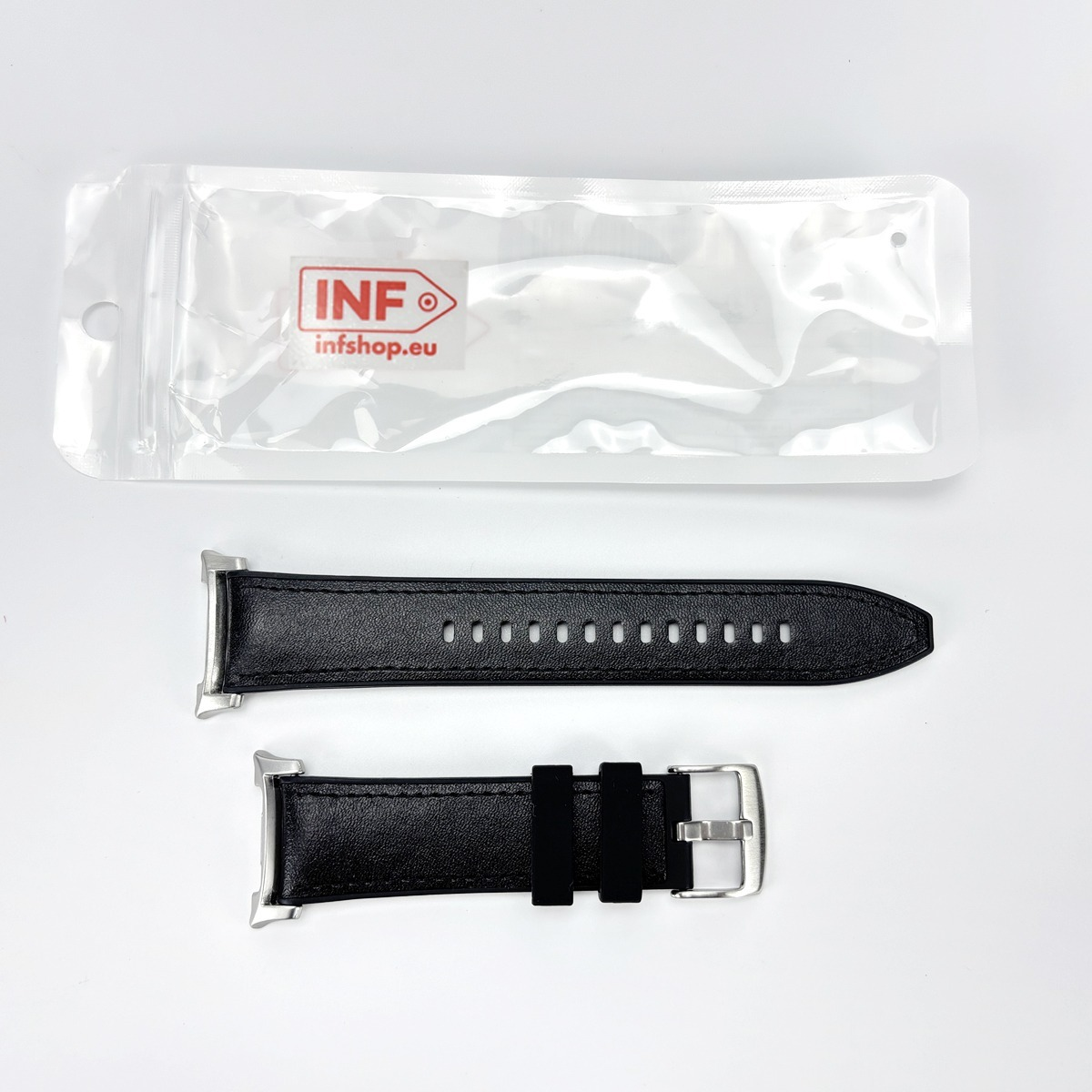 Ein schwarzes Lederuhrarmband mit Silberschnalle und Verbindern liegt neben seiner Plastikverpackung auf weißem Grund.