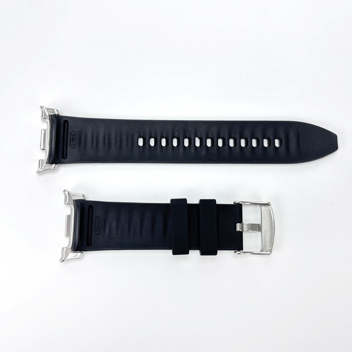 Zwei schwarze Silikon-Uhrenarmbänder mit silbernen Metallverschlüssen auf weißem Hintergrund.