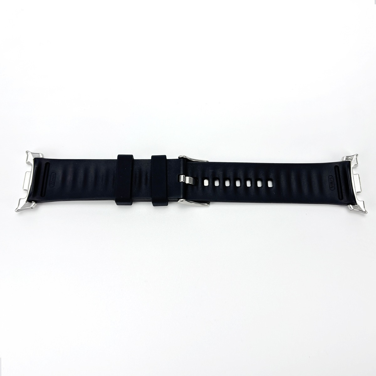 Ein schwarzes, geripptes Smartwatch-Armband mit silbernen Metallverbindern und Schnalle vor weißem Hintergrund.