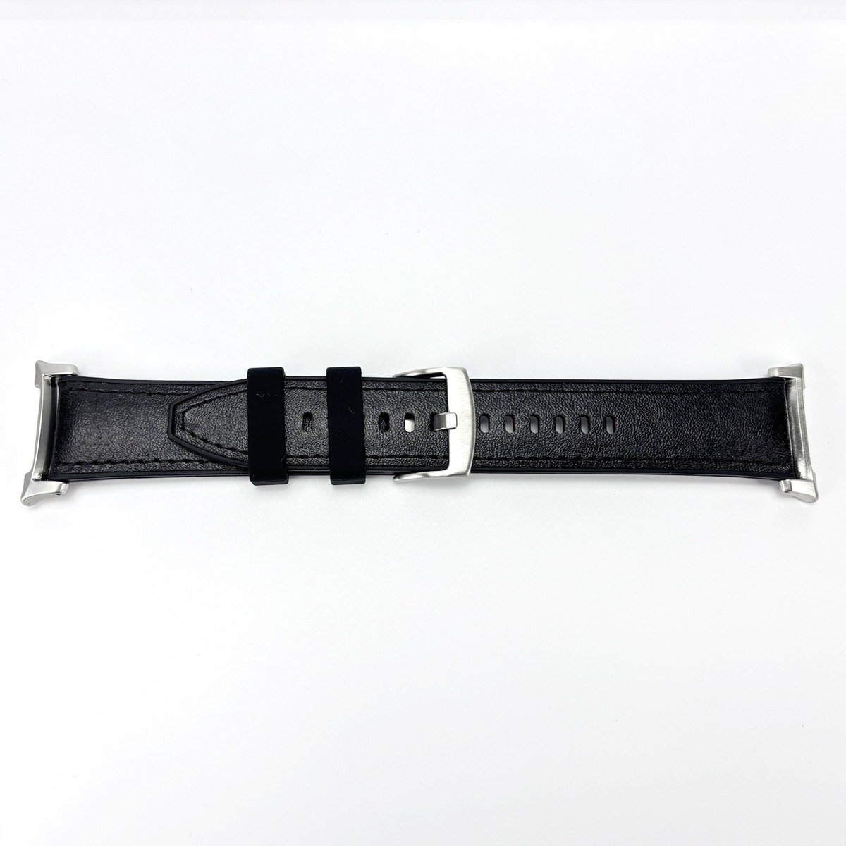 Ein schwarzes Lederuhrarmband mit Metallschnalle und Anschlüssen auf weißem Hintergrund.