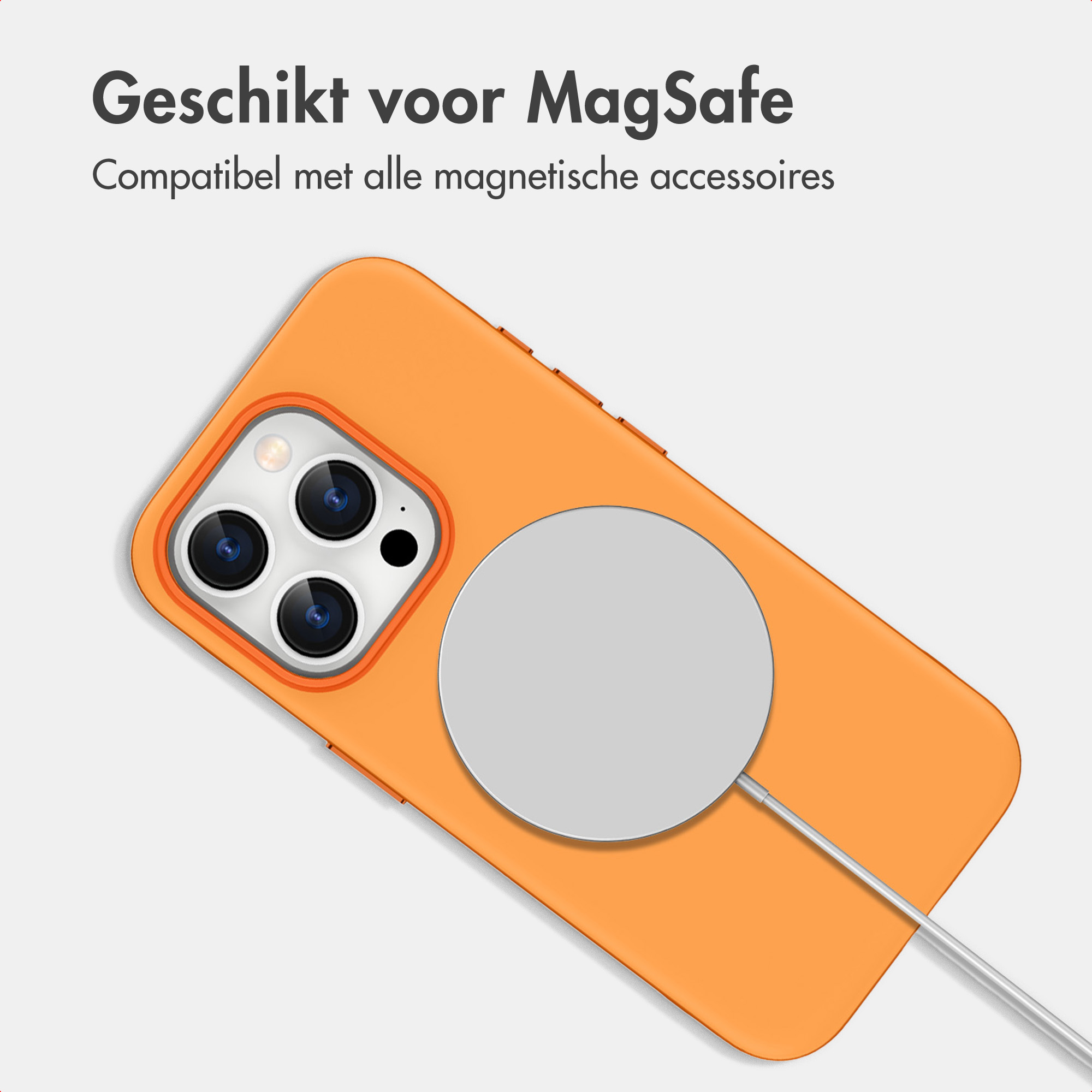 Eine orangefarbene Smartphone-Hülle auf einer weißen Oberfläche mit einem MagSafe-Ladegerät auf der Rückseite.
