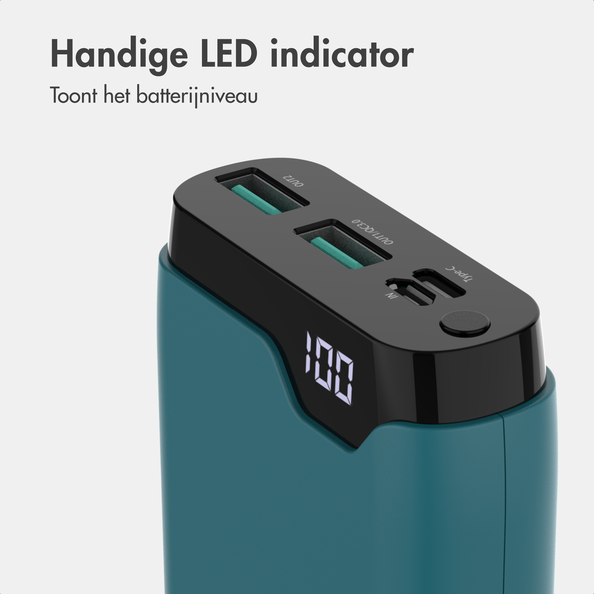 Eine türkisfarbene Powerbank mit USB-Anschlüssen und digitaler LED-Anzeige, die 100 Prozent anzeigt.