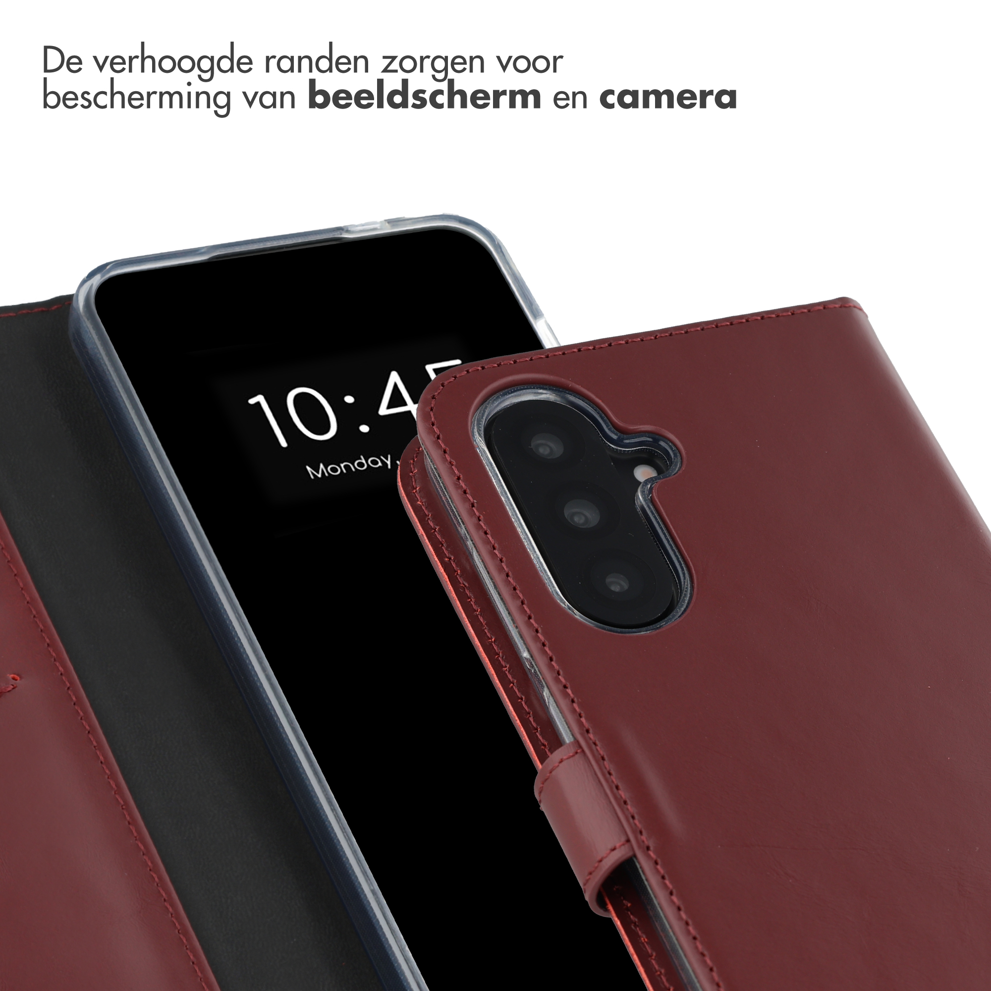 Erhöhte Ränder einer dunkelroten Lederhülle schützen Bildschirm und Kamera des Smartphones.