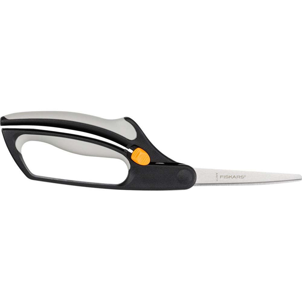 Schwarze Fiskars-Haupthaushaltsschere mit ergonomischen Griffen und orangefarbenem Schalter vor weißem Hintergrund.