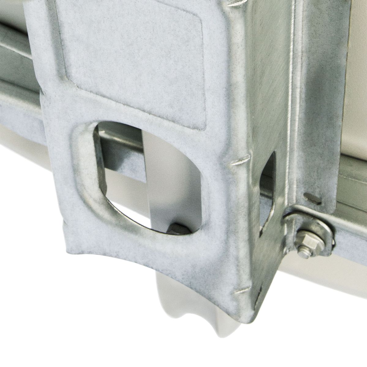 Nahaufnahme eines silbernen Garagentor-Rollenmechanismus aus Metall, der mit Schrauben befestigt ist.