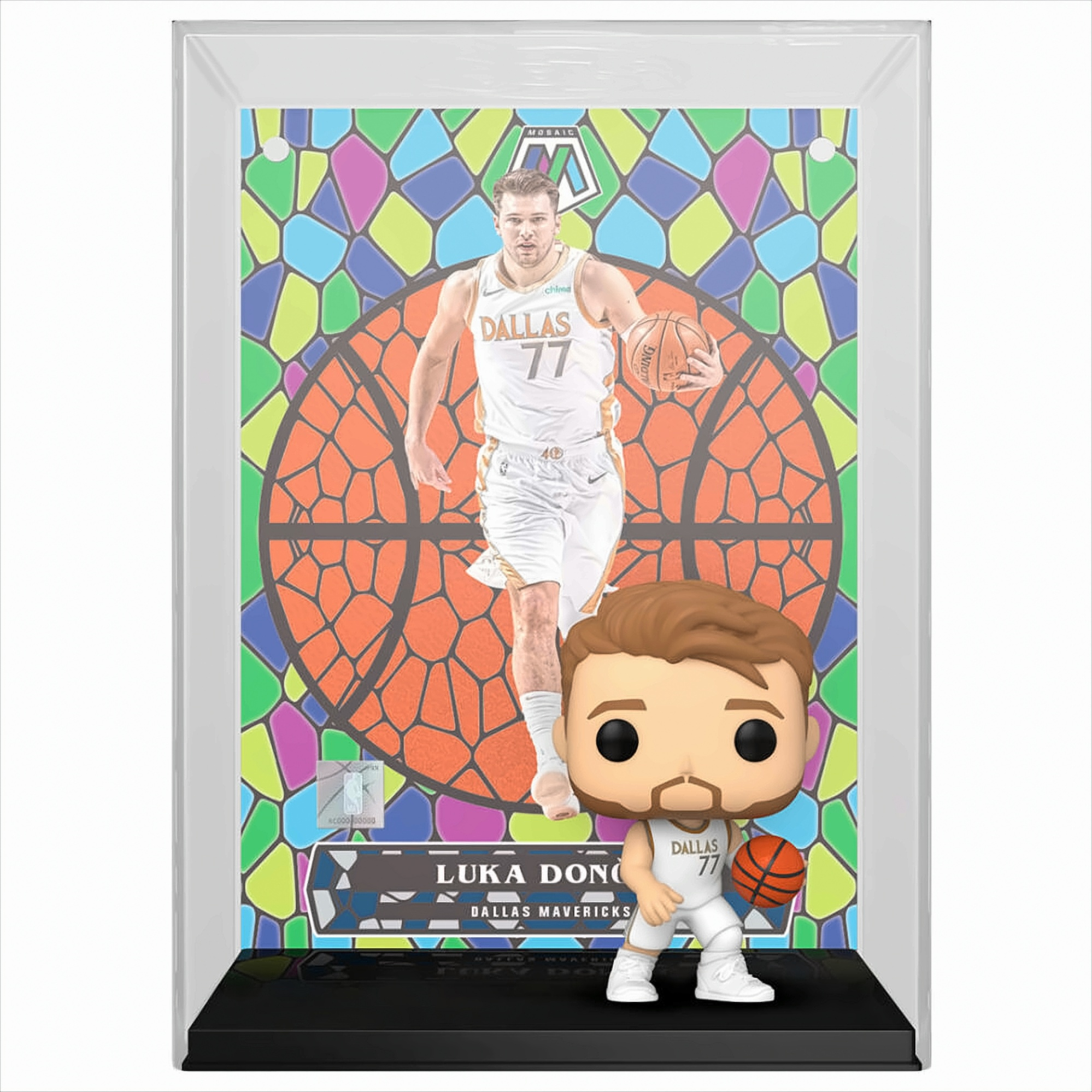 Luka Doncic Funko Pop Figur vor einer Dallas Mavericks Sammelkarte in Acrylvitrine.